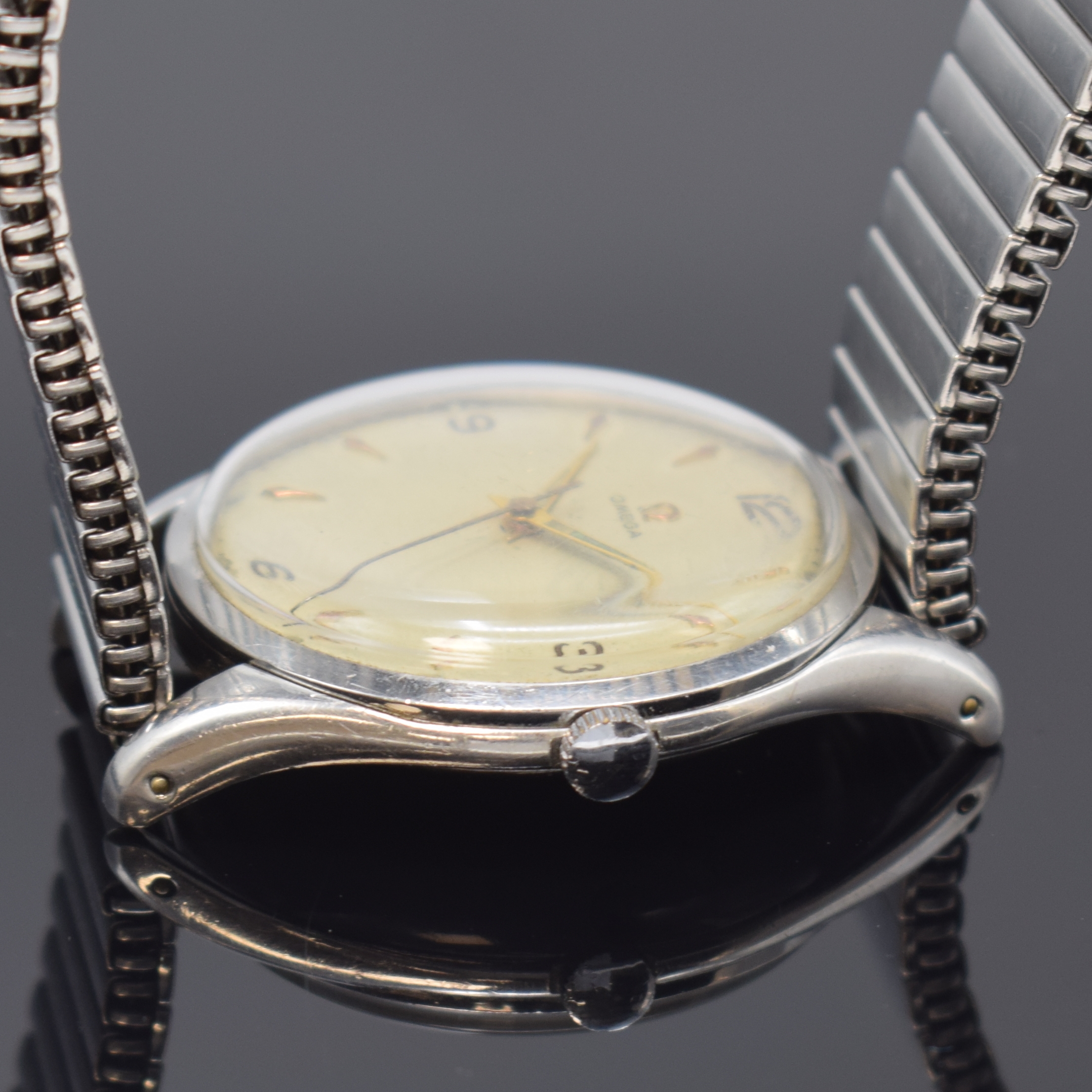 Detail b: OMEGA Classic "Jumbo" Herrenarmbanduhr in Stahl Referenz 2506-5, Schweiz um 1948, Handaufzug, Boden aufgedr., neutr. Flexband, silb. ...