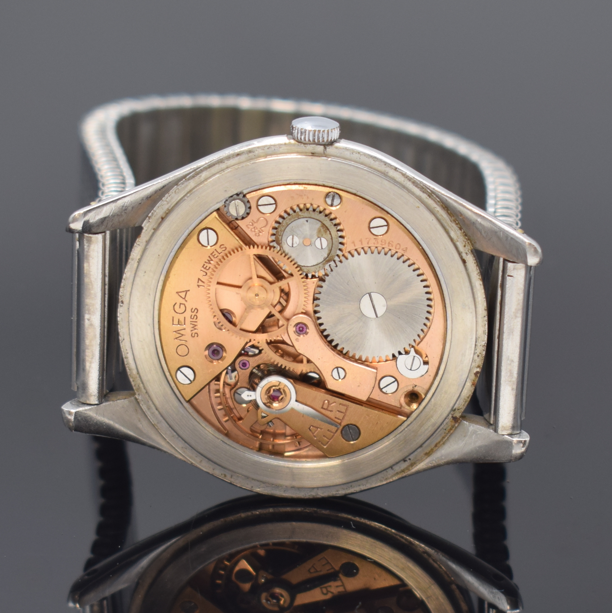 Detail d: OMEGA Classic "Jumbo" Herrenarmbanduhr in Stahl Referenz 2506-5, Schweiz um 1948, Handaufzug, Boden aufgedr., neutr. Flexband, silb. ...