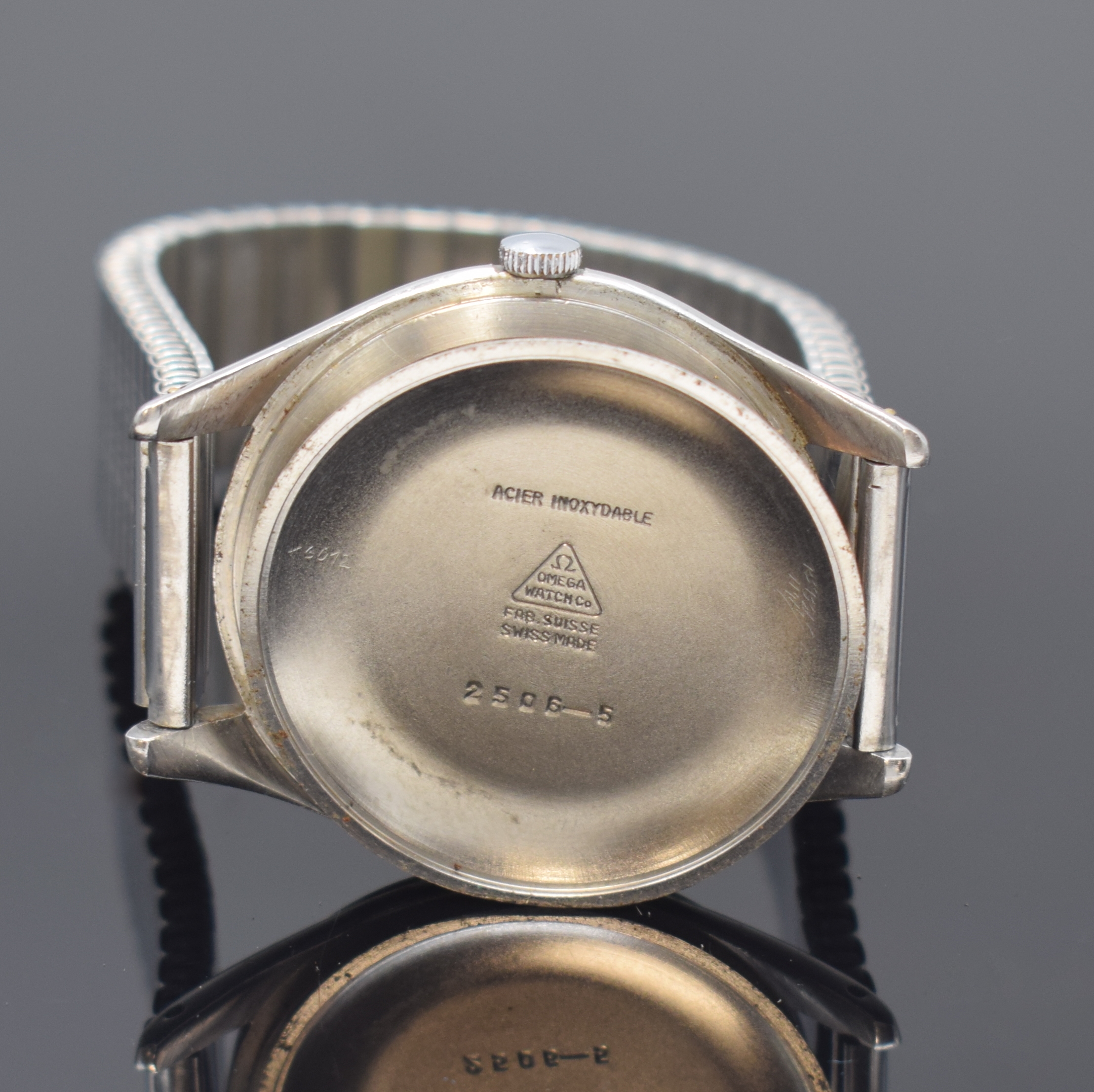 Detail e: OMEGA Classic "Jumbo" Herrenarmbanduhr in Stahl Referenz 2506-5, Schweiz um 1948, Handaufzug, Boden aufgedr., neutr. Flexband, silb. ...