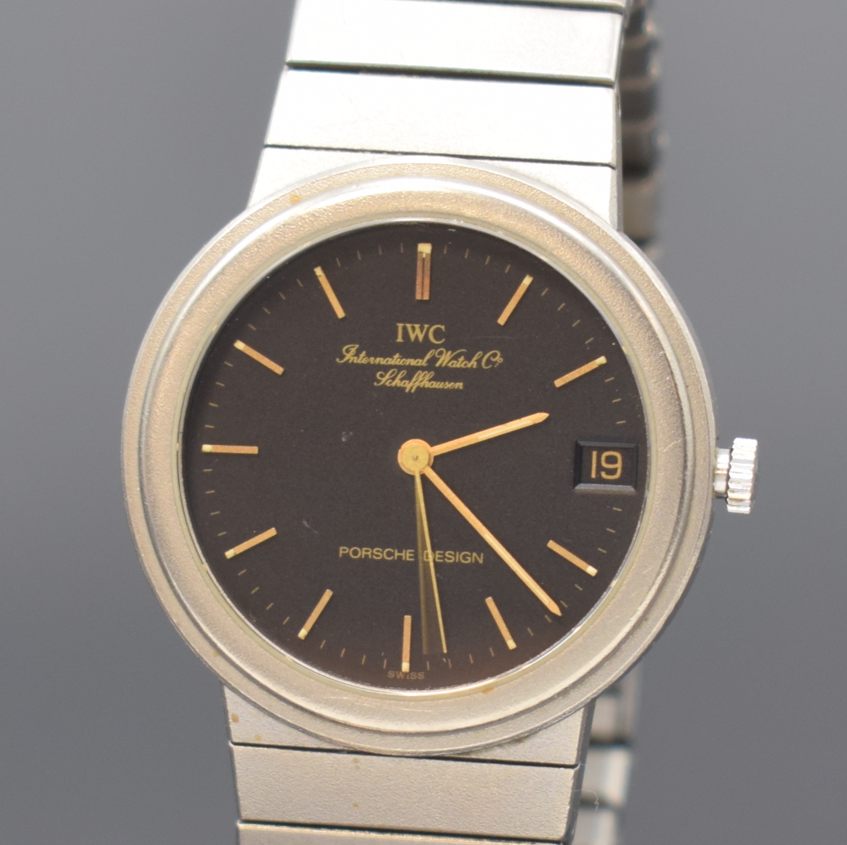 Detail a: IWC Porsche Design Armbanduhr in Titan Referenz 3317, Schweiz um 1990, quarz, Boden geschr., Gliederband m. Faltschl., schwarzes Zifferbl. m. aufges. ...