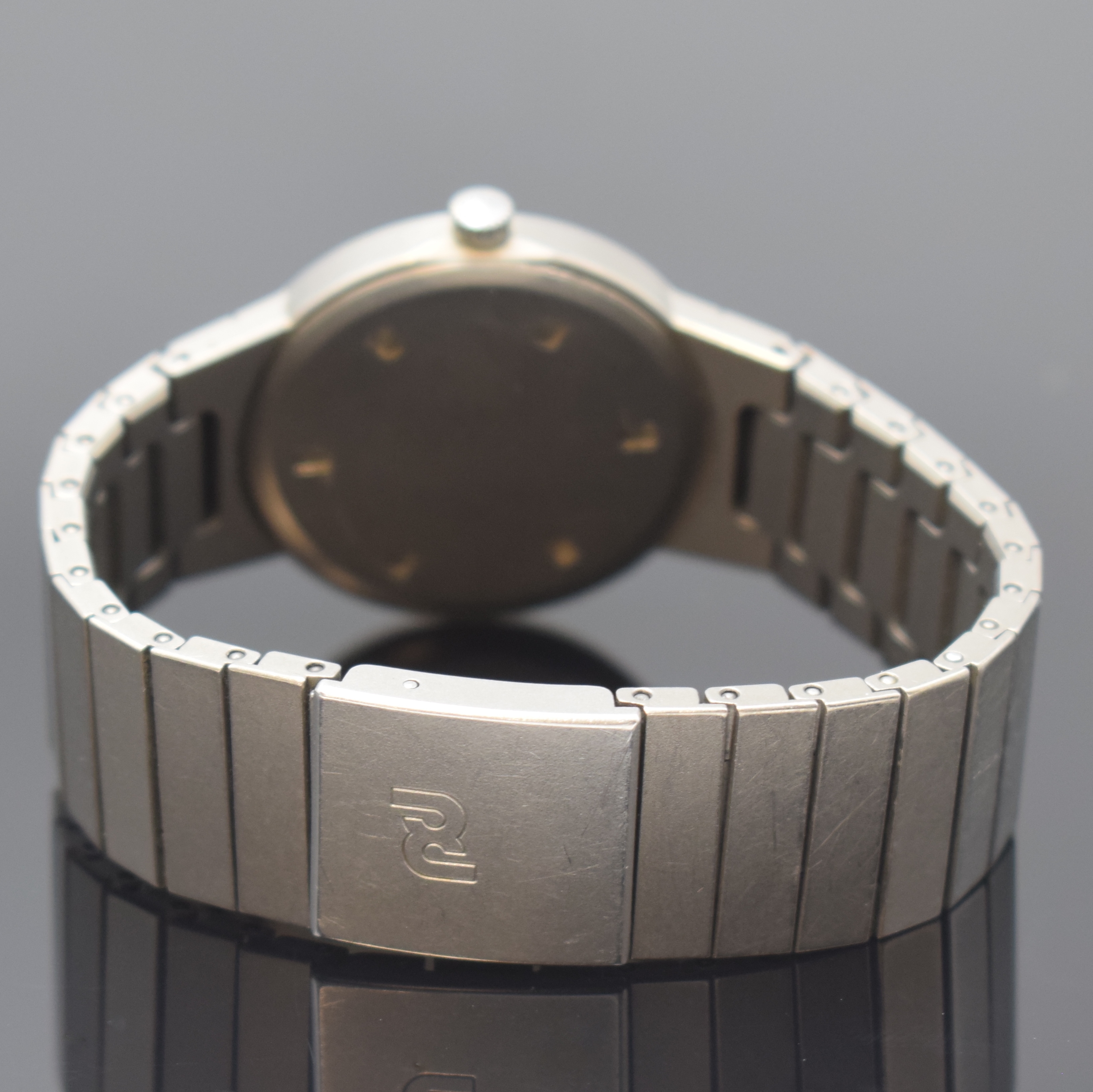 Detail b: IWC Porsche Design Armbanduhr in Titan Referenz 3317, Schweiz um 1990, quarz, Boden geschr., Gliederband m. Faltschl., schwarzes Zifferbl. m. aufges. ...