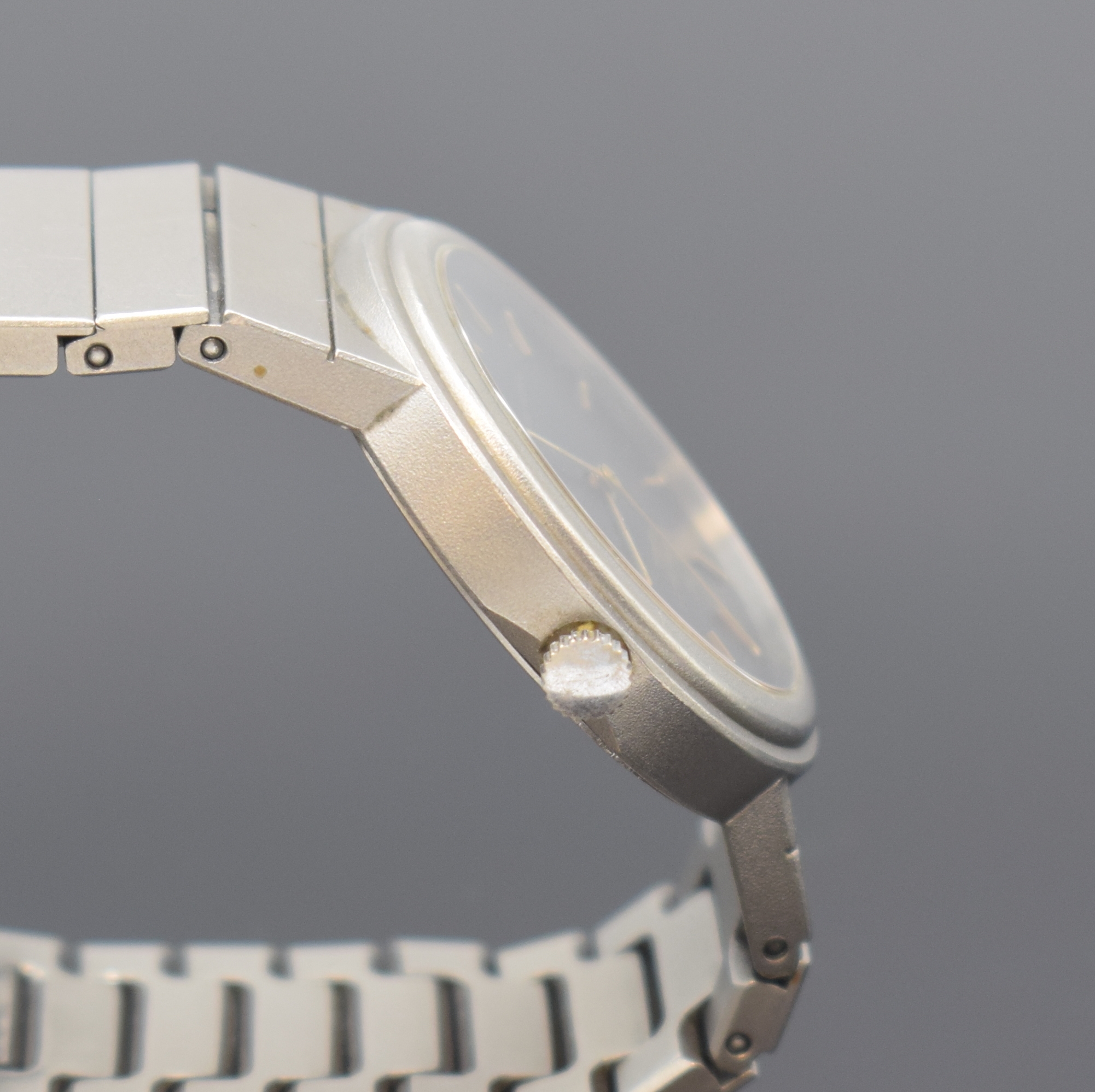 Detail c: IWC Porsche Design Armbanduhr in Titan Referenz 3317, Schweiz um 1990, quarz, Boden geschr., Gliederband m. Faltschl., schwarzes Zifferbl. m. aufges. ...