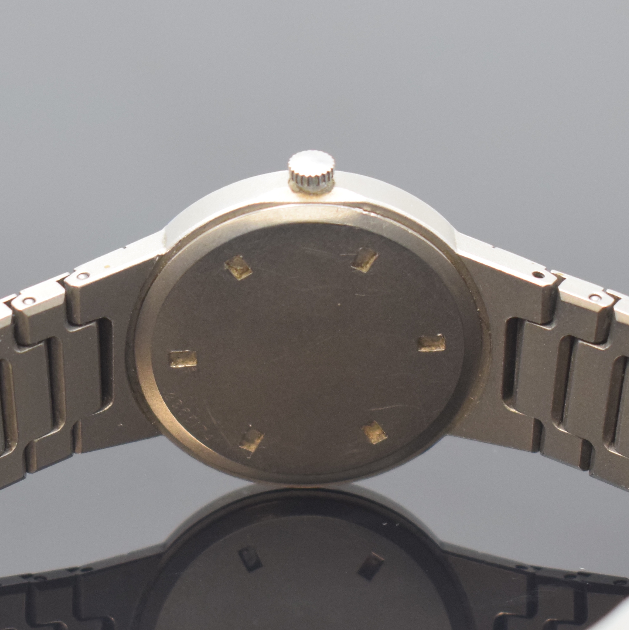 Detail d: IWC Porsche Design Armbanduhr in Titan Referenz 3317, Schweiz um 1990, quarz, Boden geschr., Gliederband m. Faltschl., schwarzes Zifferbl. m. aufges. ...
