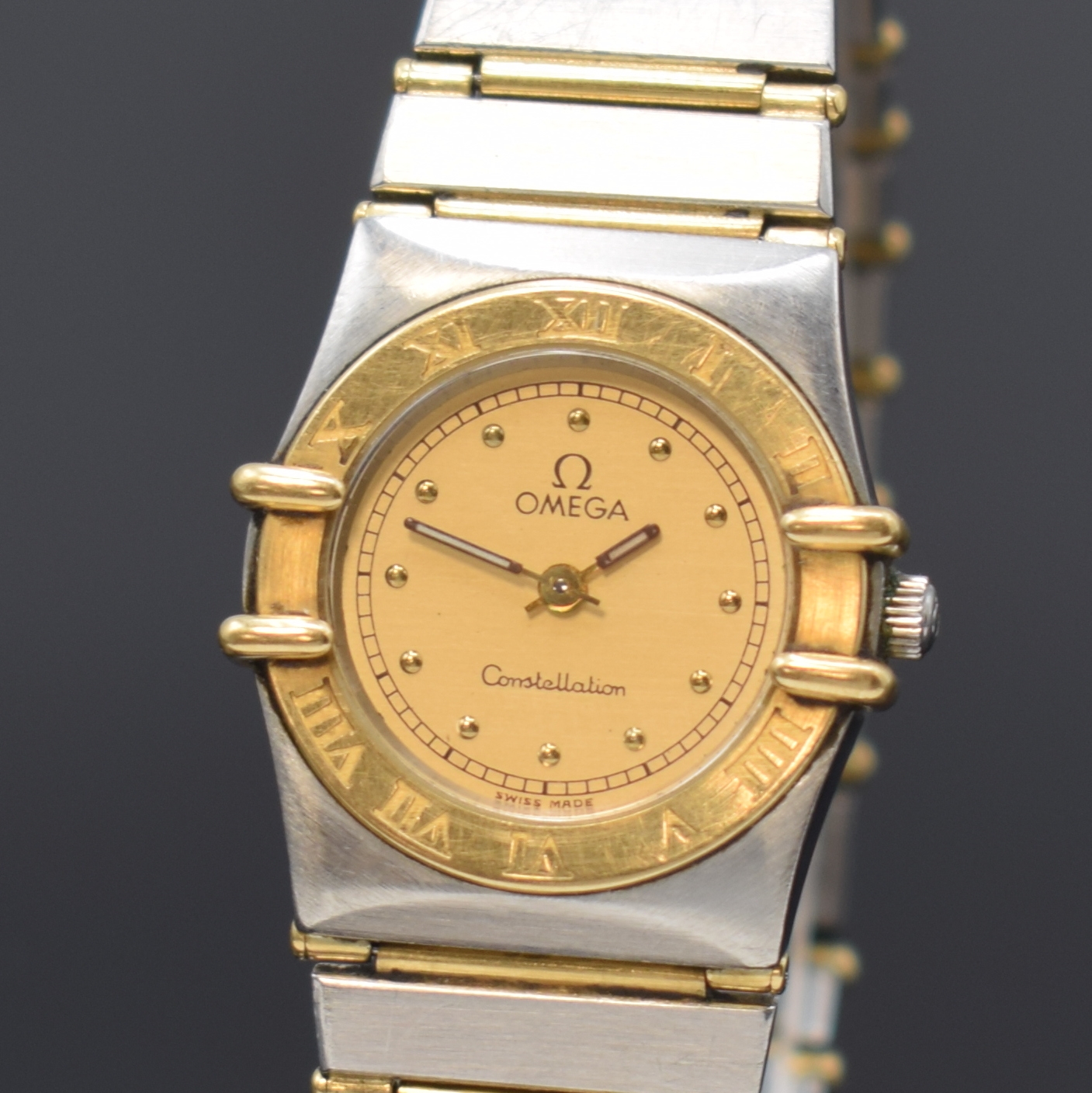 Detail a: OMEGA Constellation Damenarmbanduhr Referenz 7951076, Schweiz um 1990, quarz, Gehäuse in Edelstahl u. Gold, Boden aufgedr., orig. Gliederband mit ...