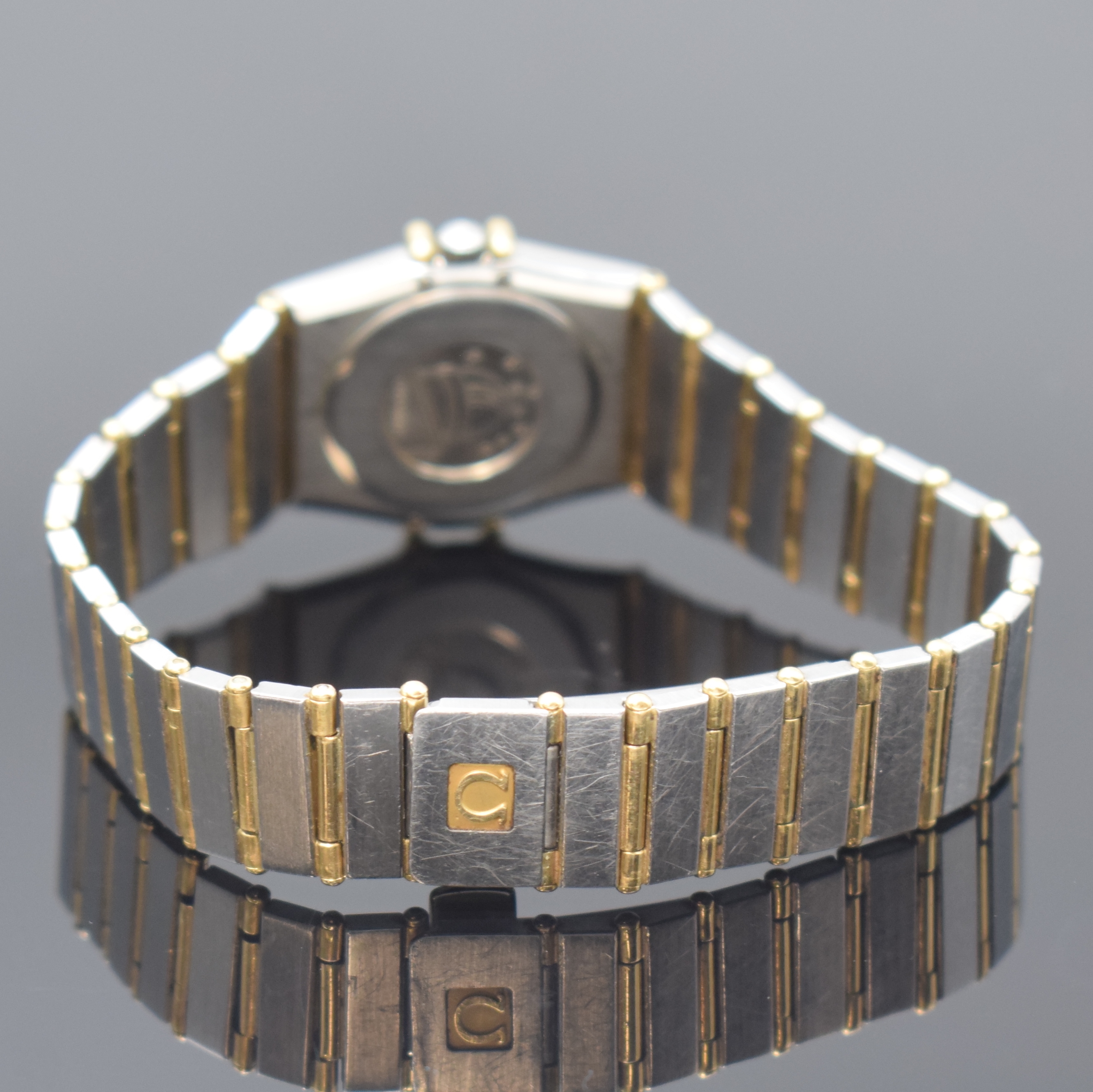 Detail b: OMEGA Constellation Damenarmbanduhr Referenz 7951076, Schweiz um 1990, quarz, Gehäuse in Edelstahl u. Gold, Boden aufgedr., orig. Gliederband mit ...