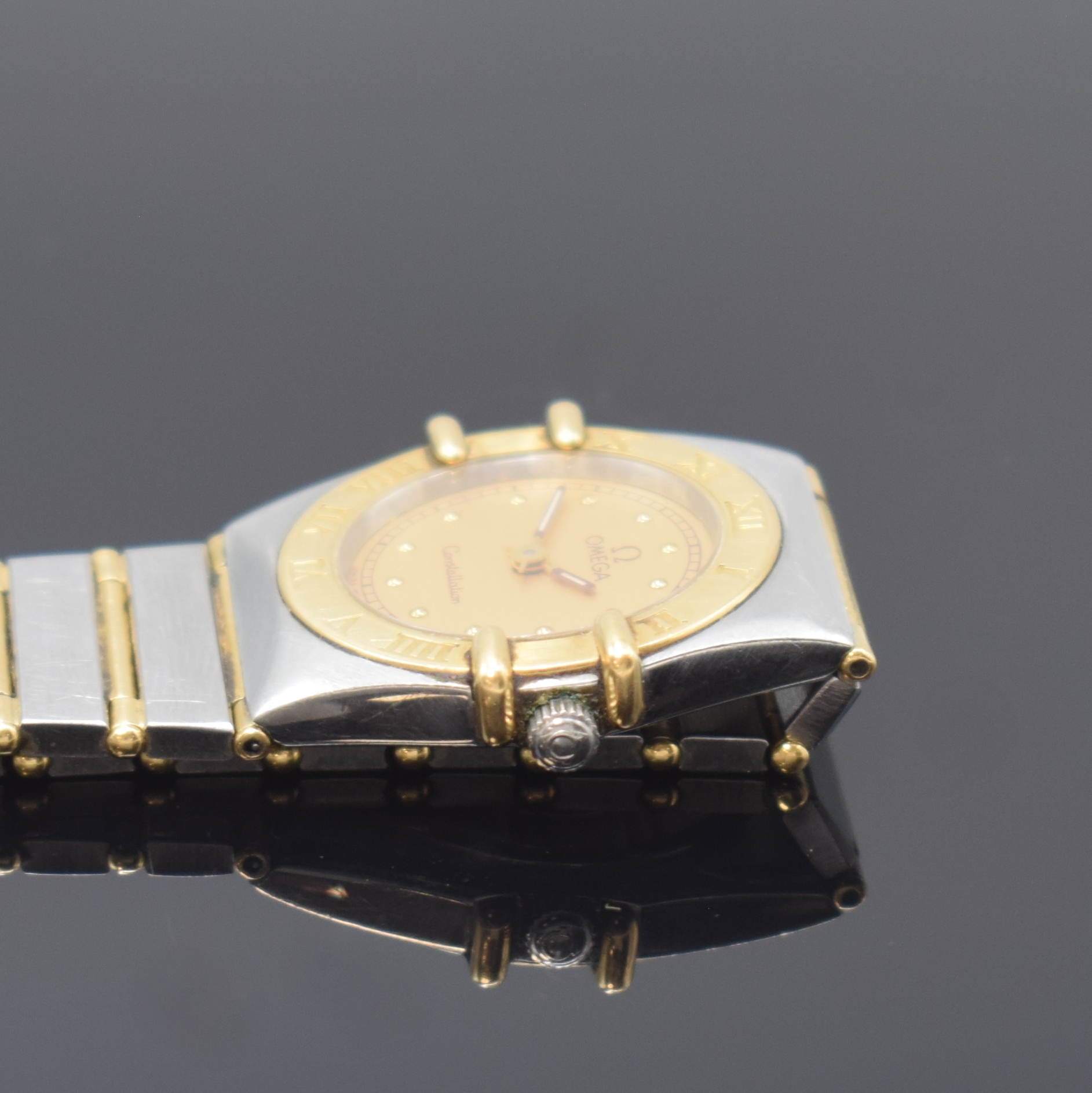Detail c: OMEGA Constellation Damenarmbanduhr Referenz 7951076, Schweiz um 1990, quarz, Gehäuse in Edelstahl u. Gold, Boden aufgedr., orig. Gliederband mit ...