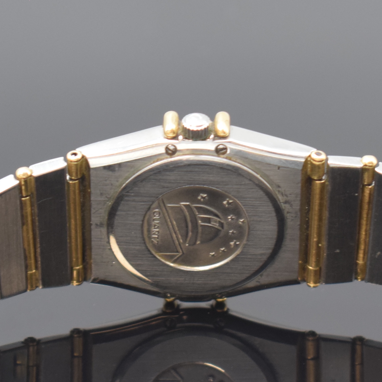 Detail d: OMEGA Constellation Damenarmbanduhr Referenz 7951076, Schweiz um 1990, quarz, Gehäuse in Edelstahl u. Gold, Boden aufgedr., orig. Gliederband mit ...
