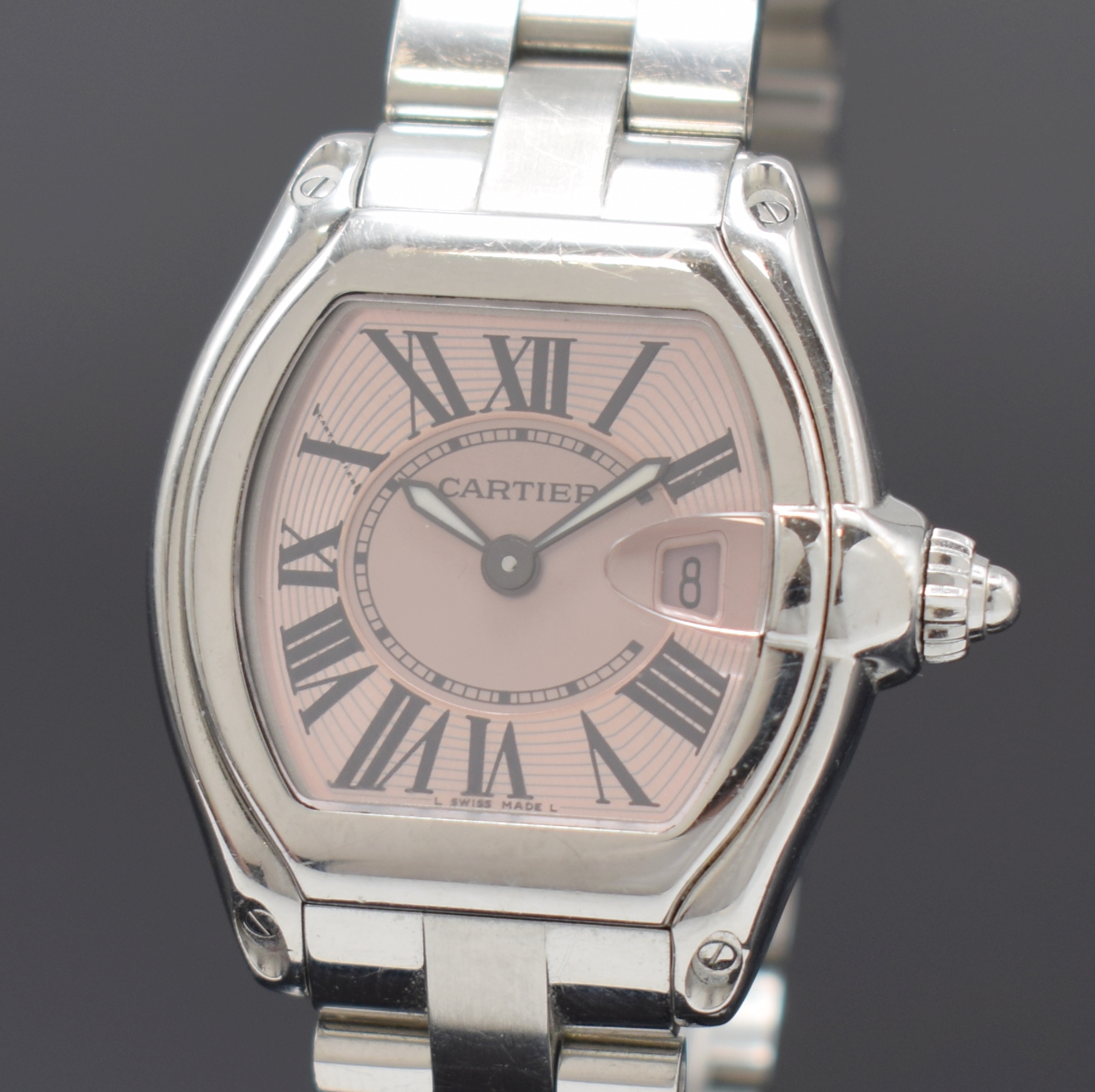 Detail a: CARTIER Roadster Armbanduhr in Stahl Referenz 2675, Schweiz um 2005, quarz, orig. Gliederband m. dopp. Faltschl., Boden 4-fach verschr., kupferfarb. ...