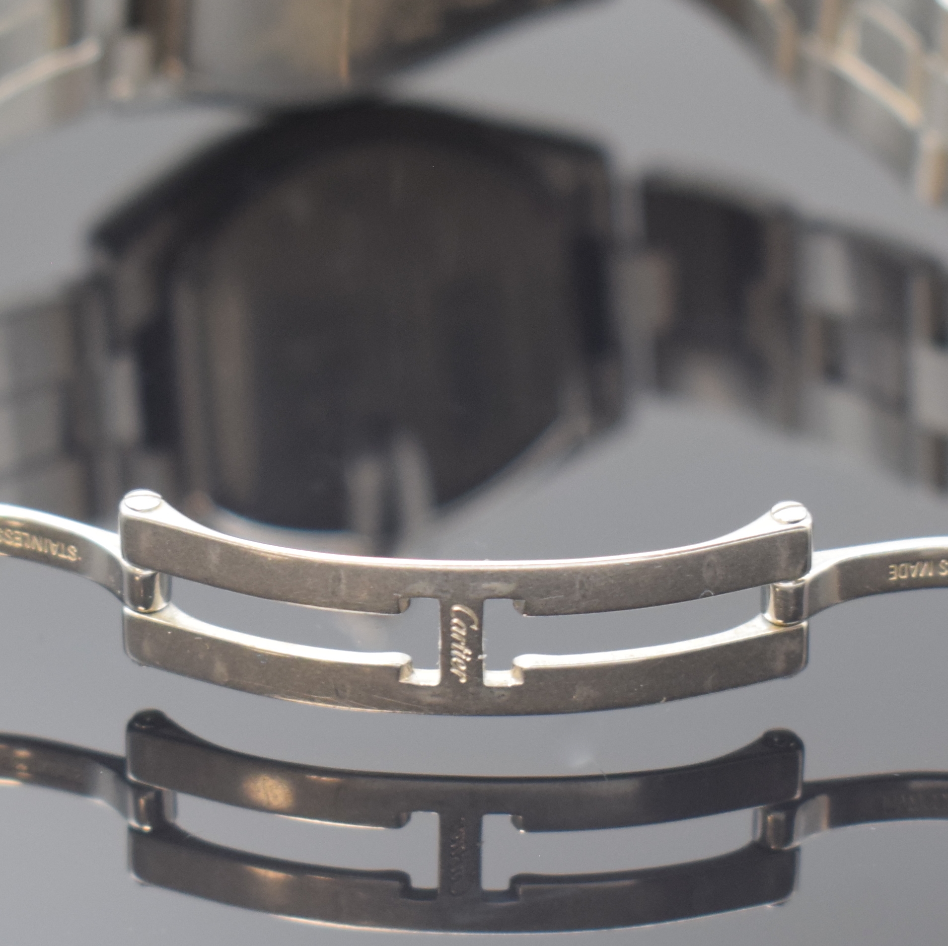 Detail b: CARTIER Roadster Armbanduhr in Stahl Referenz 2675, Schweiz um 2005, quarz, orig. Gliederband m. dopp. Faltschl., Boden 4-fach verschr., kupferfarb. ...