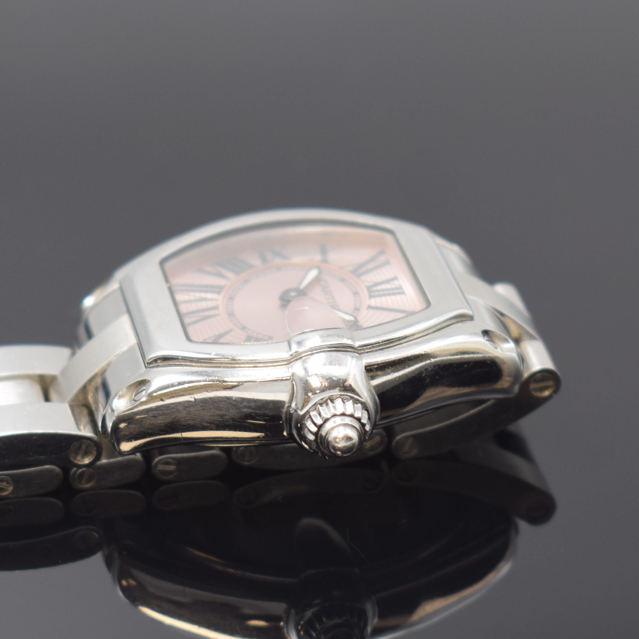 Detail c: CARTIER Roadster Armbanduhr in Stahl Referenz 2675, Schweiz um 2005, quarz, orig. Gliederband m. dopp. Faltschl., Boden 4-fach verschr., kupferfarb. ...