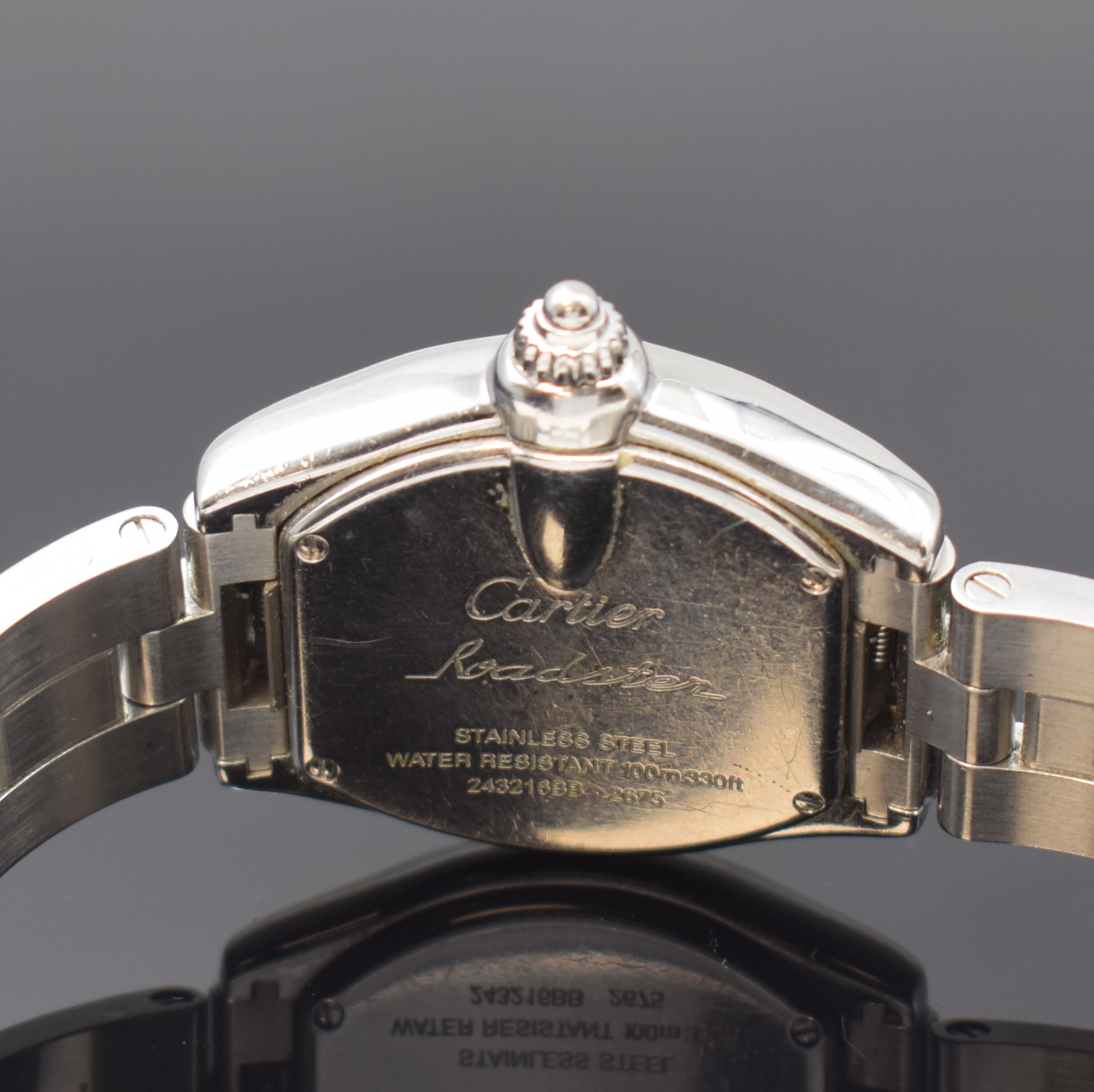 Detail d: CARTIER Roadster Armbanduhr in Stahl Referenz 2675, Schweiz um 2005, quarz, orig. Gliederband m. dopp. Faltschl., Boden 4-fach verschr., kupferfarb. ...