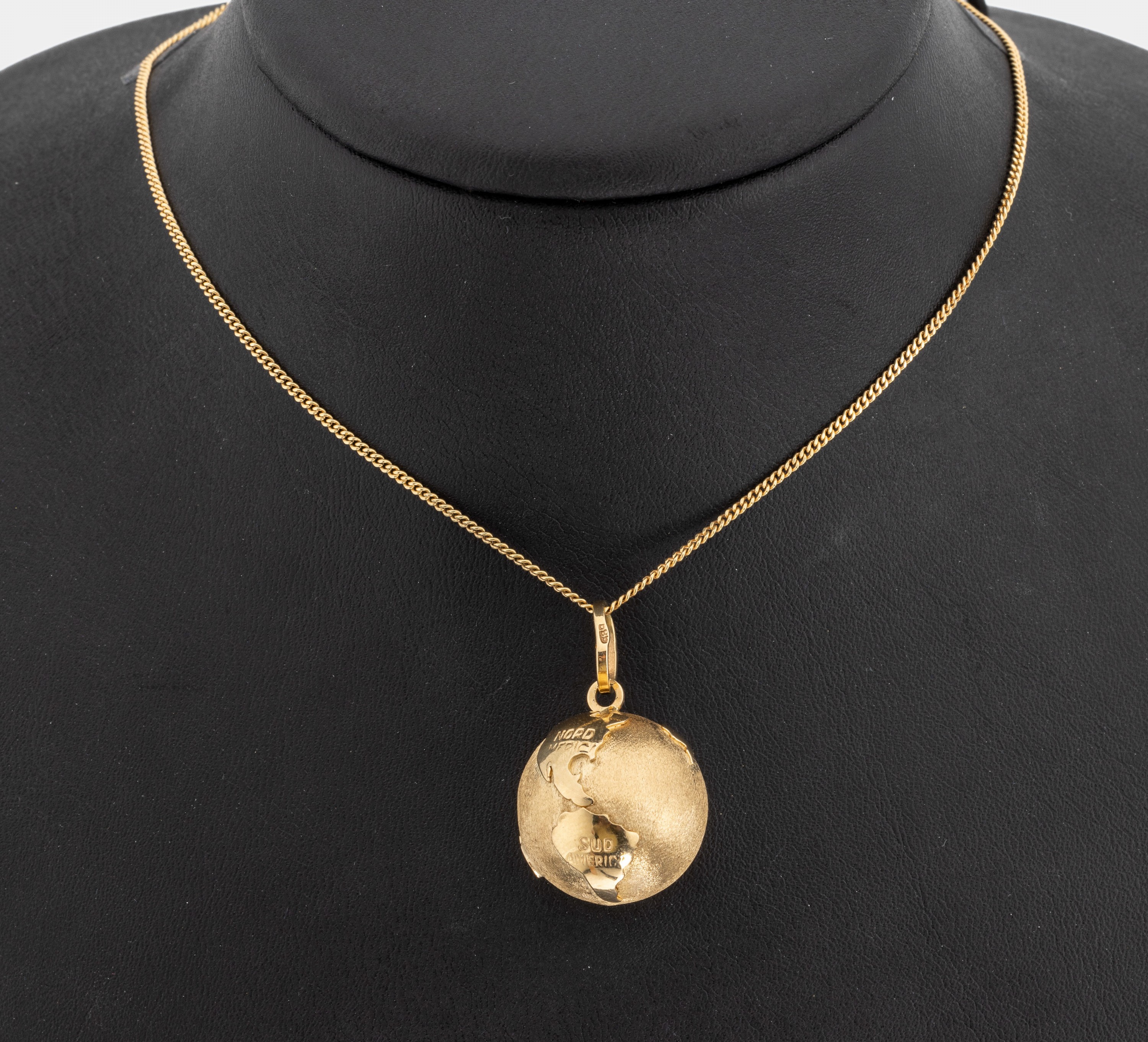 14 kt Gold Globus-Anhänger, GG 585/000, satiniert, einzelne Kontinente beschriftet, D.ca. 20 mm, min. Delle, an Kette, L. ca. 60 cm,ca. 10.6 g, ...