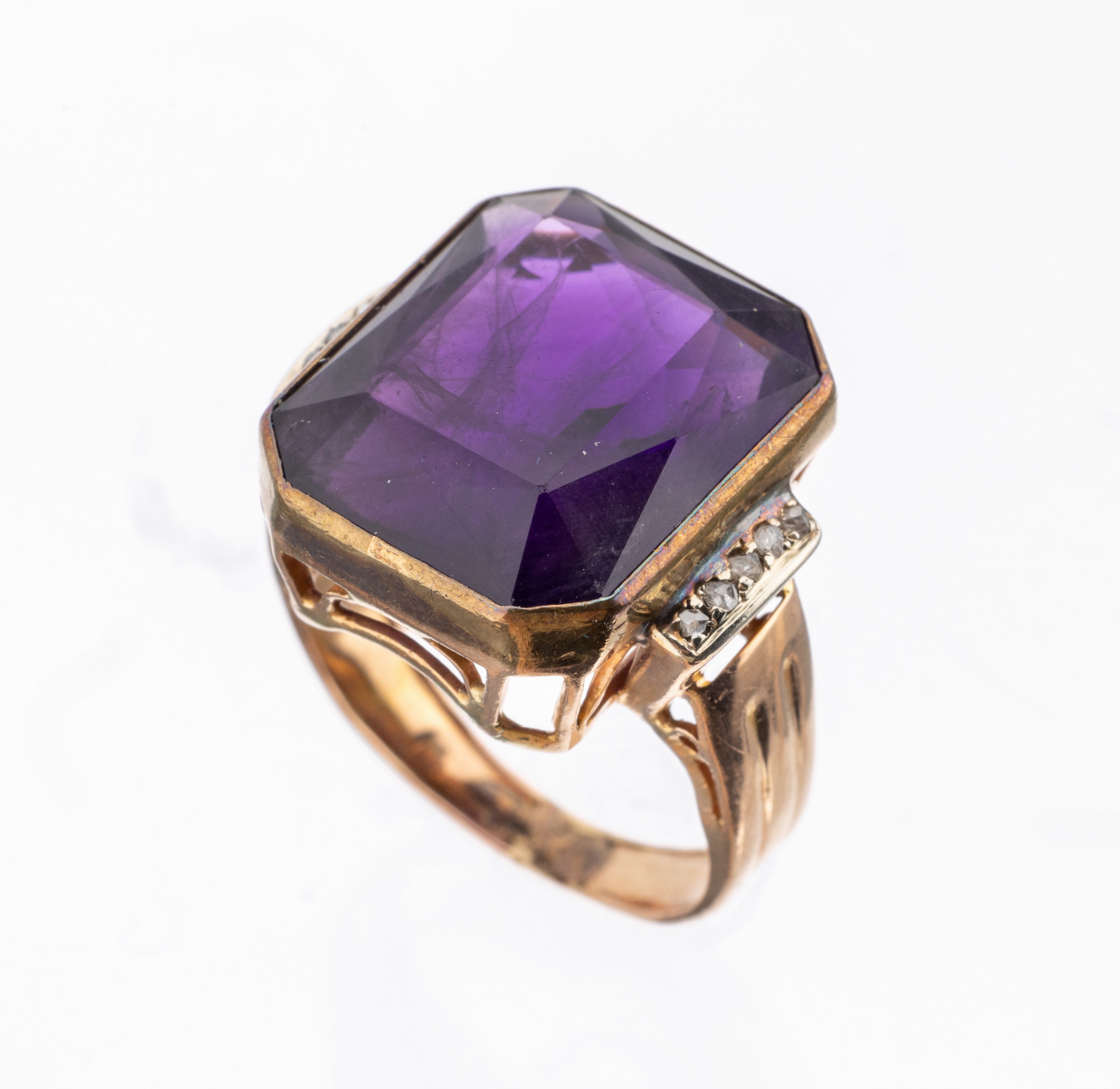 14 kt Gold Farbstein-Diamant-Ring, RG 585/000, 1930er Jahre, facett. Amethyst- Synthese, 10 Diam.-Rosen in den Ringschultern zus. ca. 0.05 ct, ...