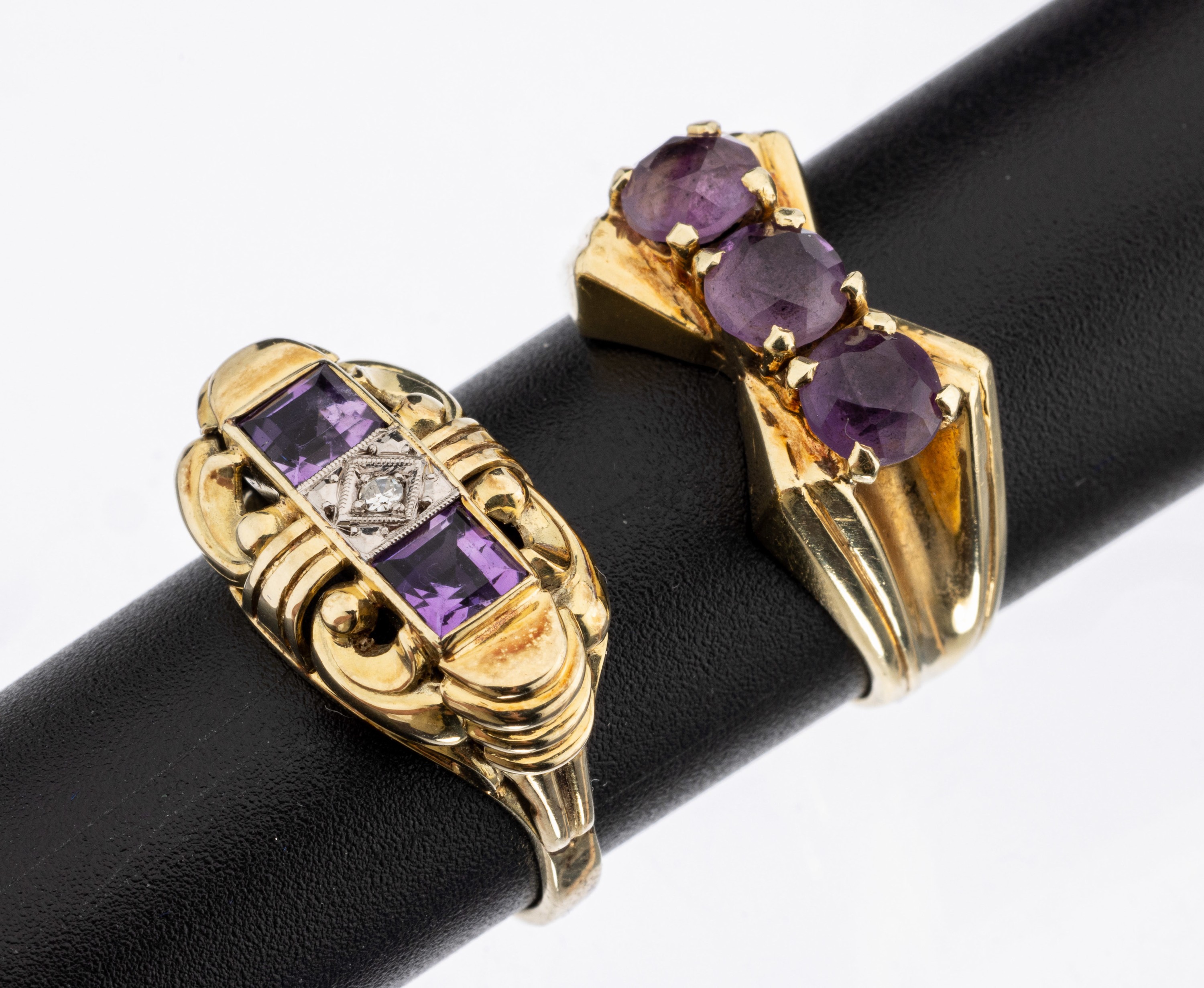 2 x 14 kt Gold Amethyst Ringe, GG 585/000, 3 rundfacett. Amethyste und Amethyst- Carrees zus. ca. 4.0 ct, 1 8/8-Diamant zus. ca. 0.01 ct Weiß/si, ...
