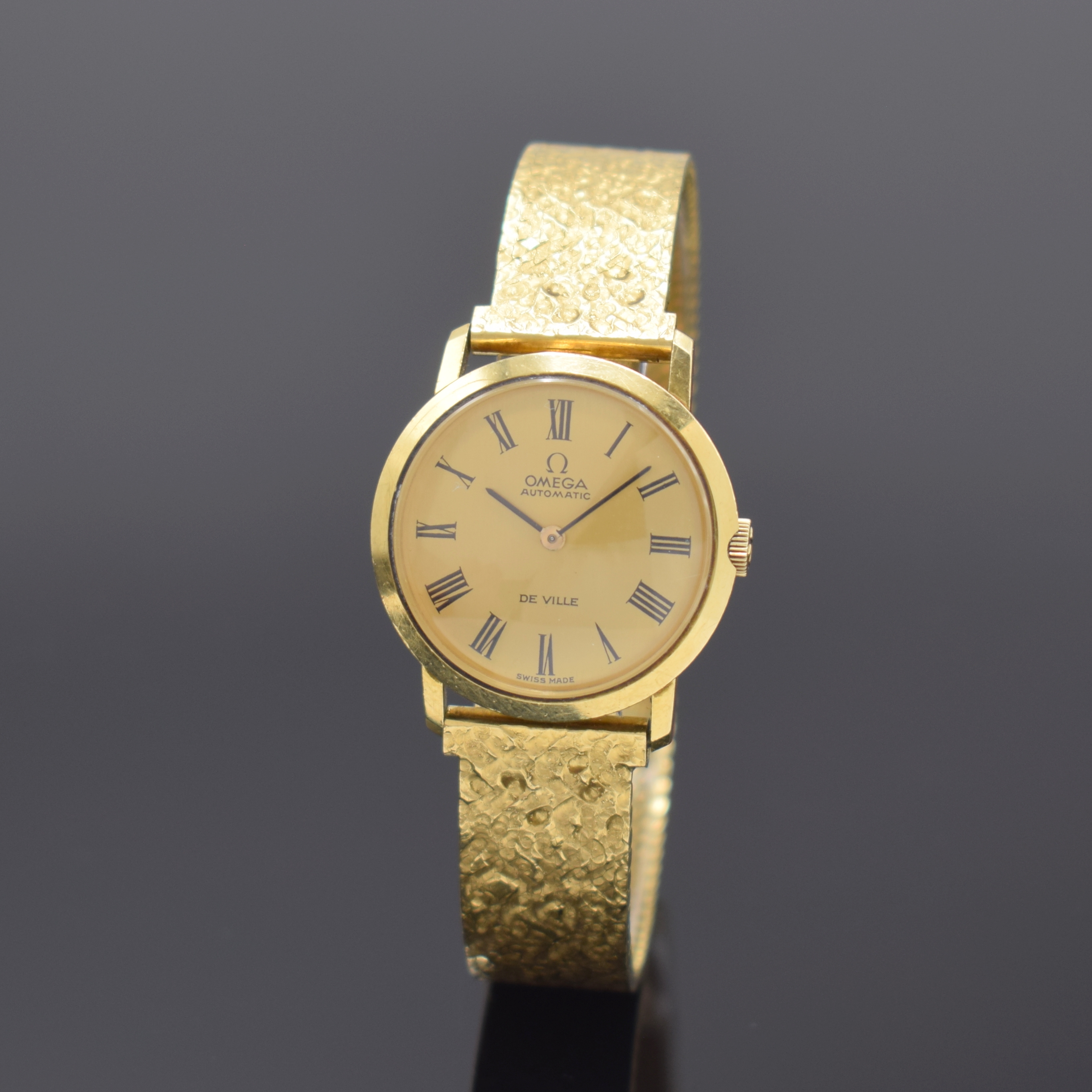 OMEGA De Ville Damenarmbanduhr in GG 750/000, Schweiz um 1968, Automatik, Boden aufgedr., neutr. Goldband, gold. Zifferbl. m. röm. Zahlen, schwarze ...