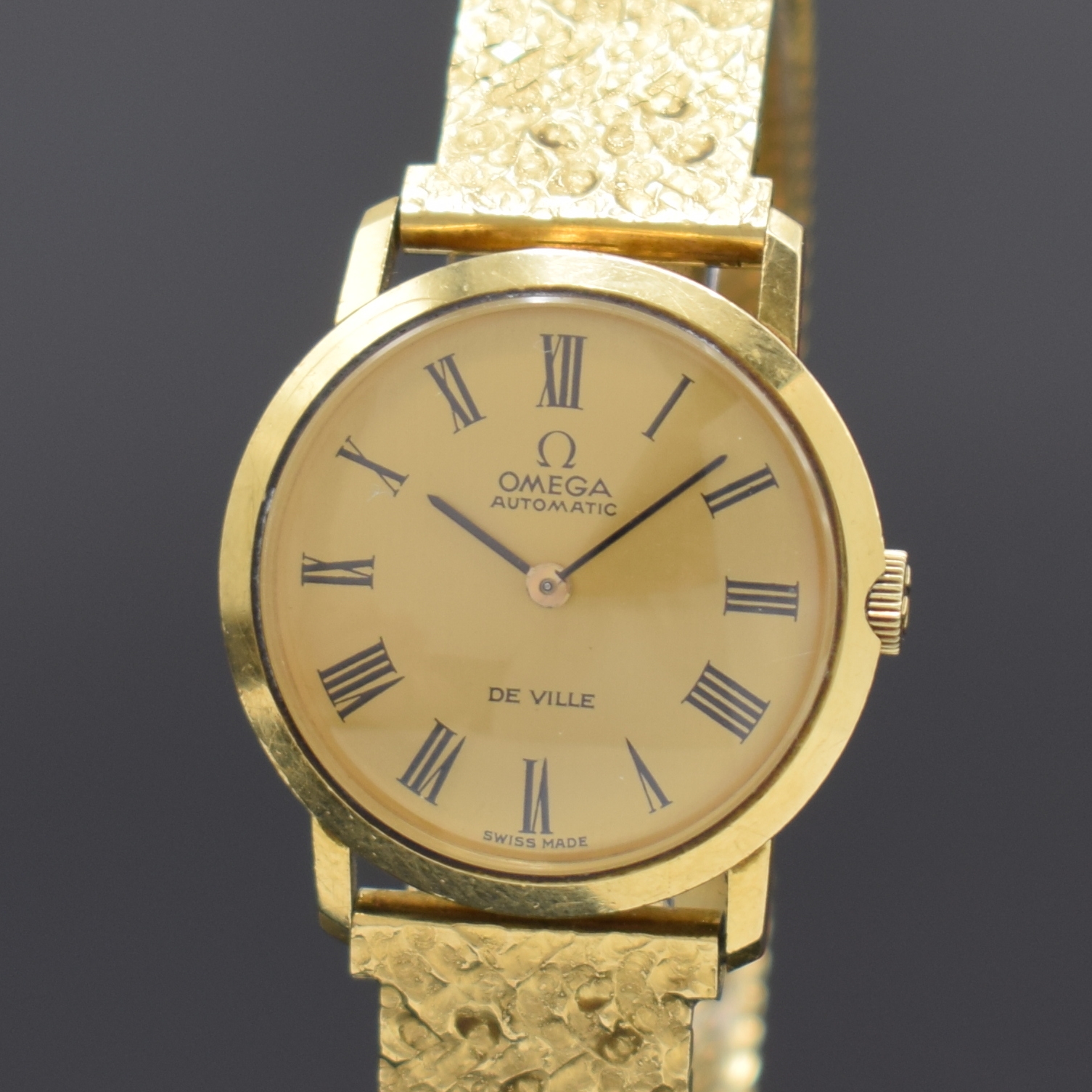 Detail a: OMEGA De Ville Damenarmbanduhr in GG 750/000, Schweiz um 1968, Automatik, Boden aufgedr., neutr. Goldband, gold. Zifferbl. m. röm. Zahlen, schwarze ...