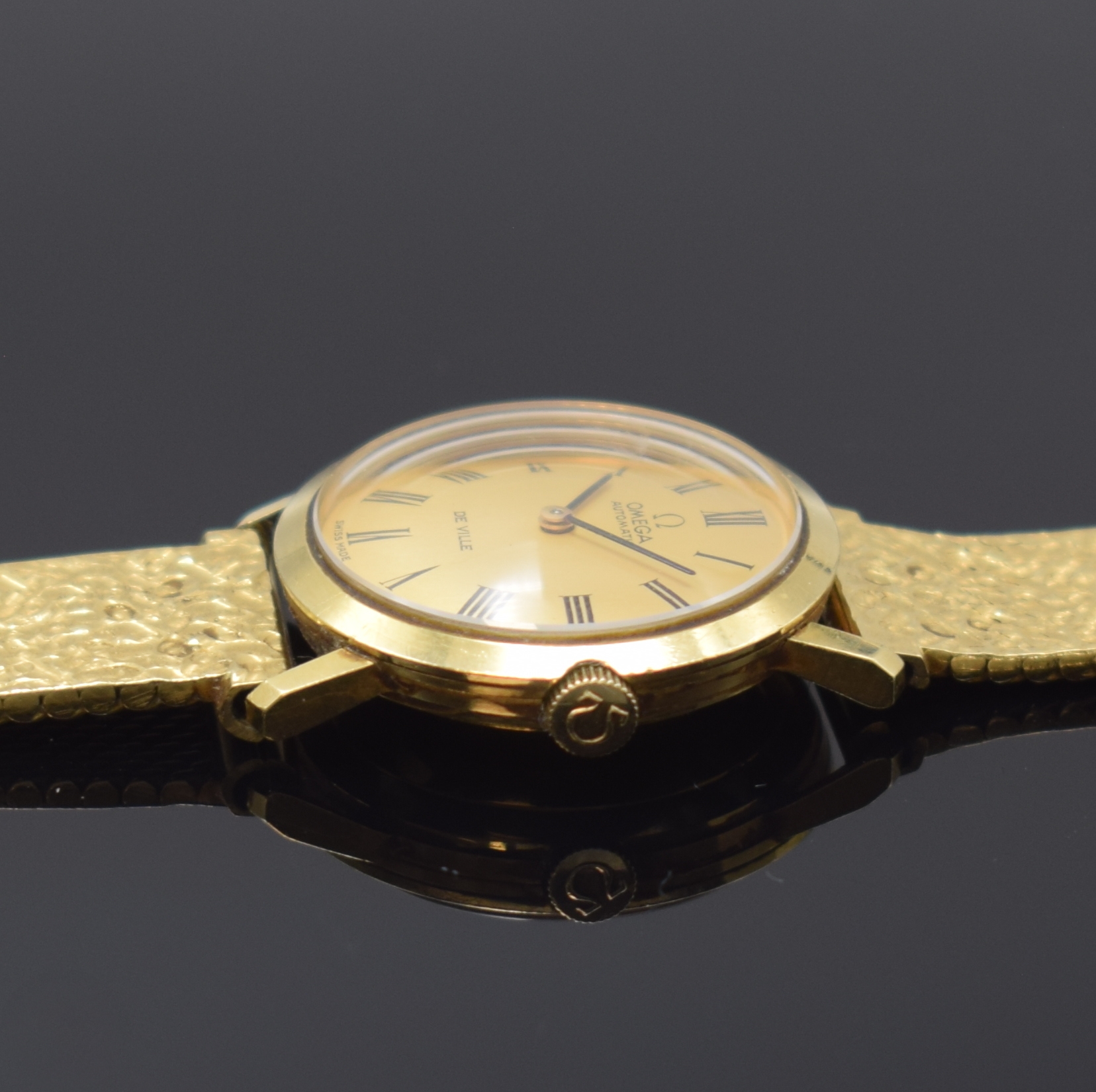 Detail c: OMEGA De Ville Damenarmbanduhr in GG 750/000, Schweiz um 1968, Automatik, Boden aufgedr., neutr. Goldband, gold. Zifferbl. m. röm. Zahlen, schwarze ...
