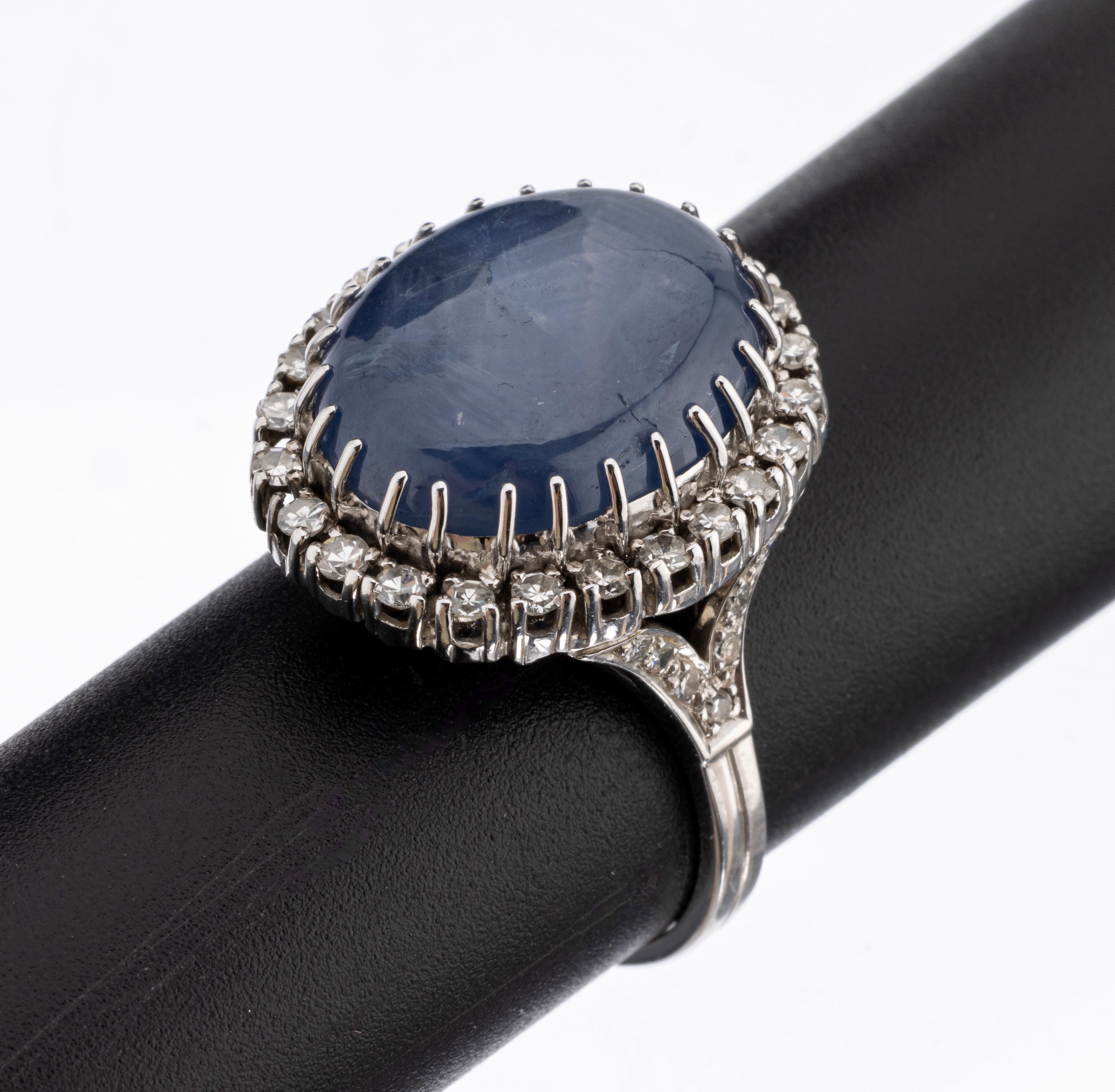 18 kt Gold Saphir-Diamant-Ring, WG 750/000,ovaler Sternsaphir ca. 28.0 ct, 40 8/8- Diamanten zus. ca. 1.0 ct Weiß/si-p, ca. 14.5 g, RW 62