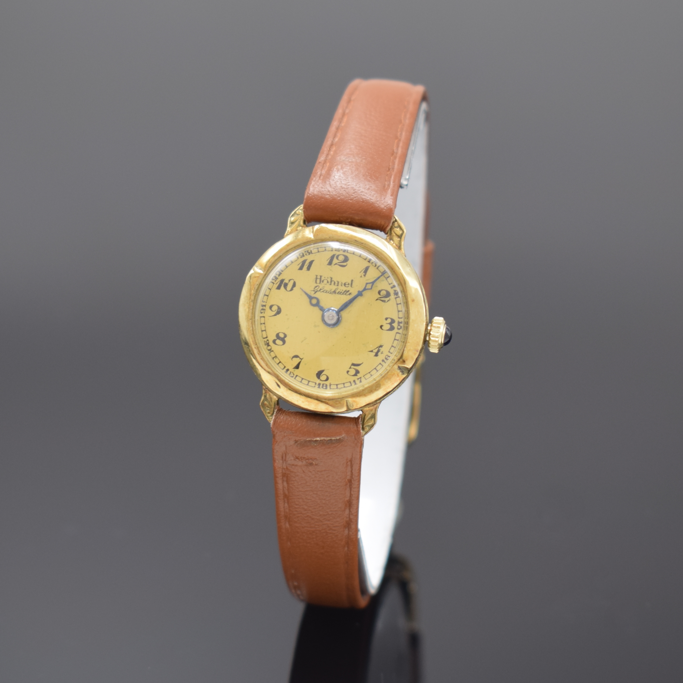 HÖHNEL GLASHÜTTE frühe Damenarmbanduhr in GG 585/000, Deutschland um 1925, Handaufzug, Boden aufgedr., Schmuckkrone, champagnerfarb. Zifferbl. m. ...
