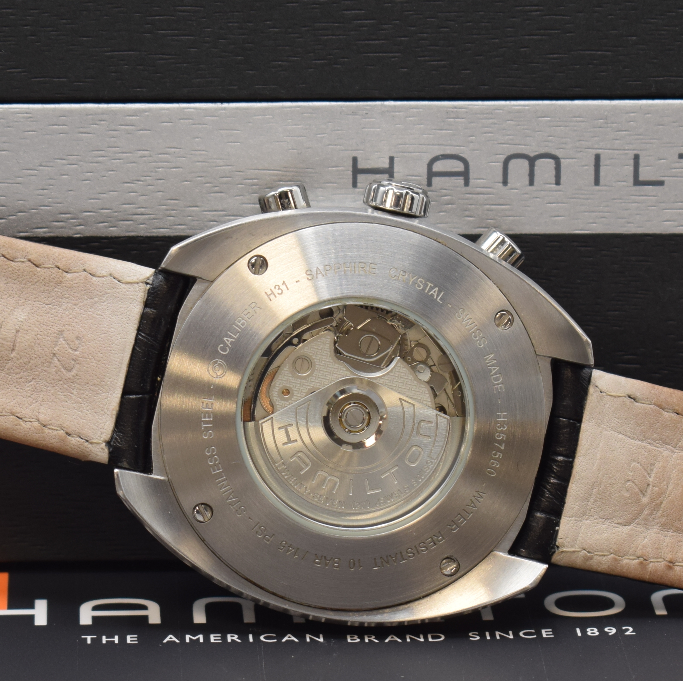 Detail d: HAMILTON Armbandchronograph PAN-EUROP Referenz H357560, Automatik, Edelstahlgeh. inkl. orig. Lederband m. orig. Dornschl., beids. vergl., Boden ...