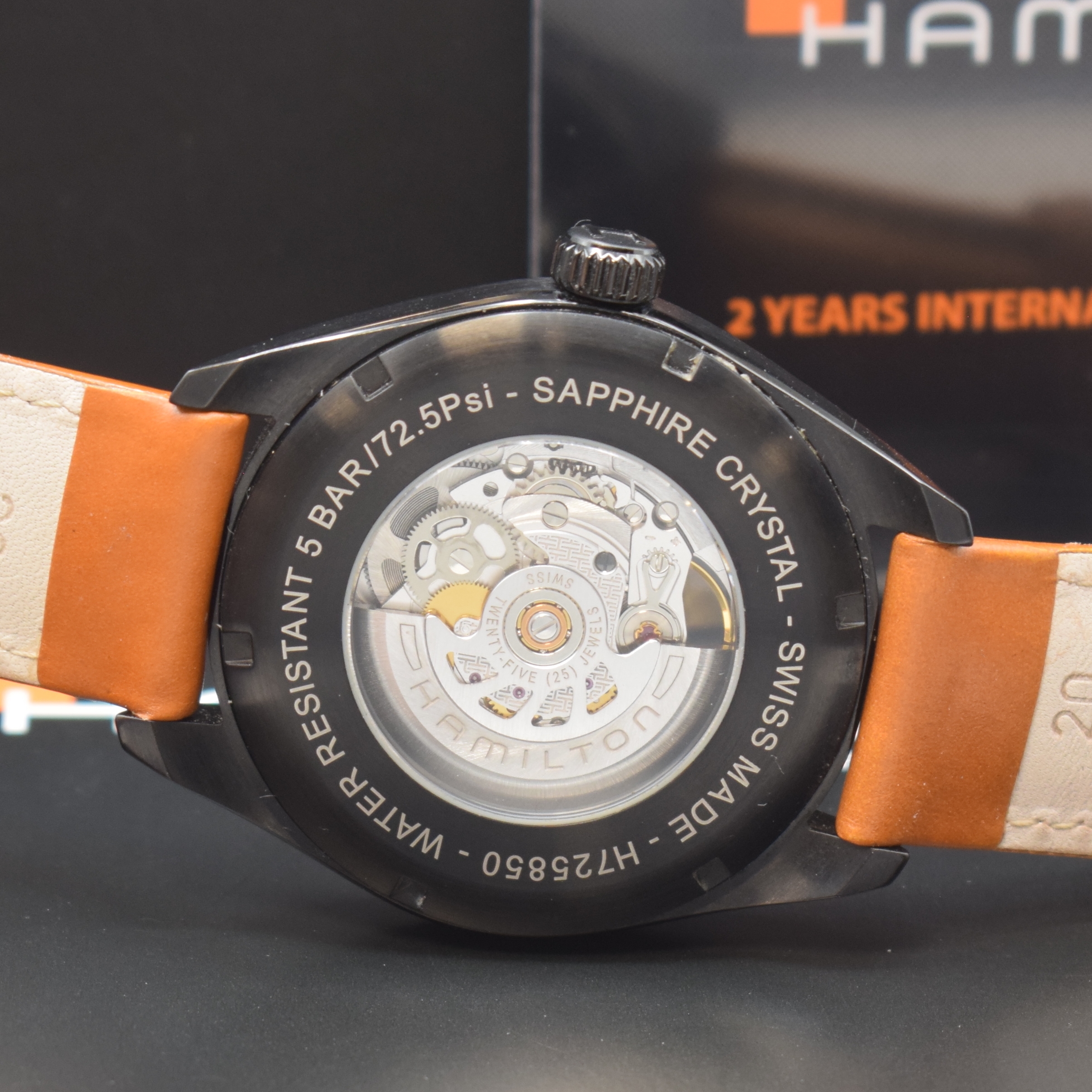 Detail d: HAMILTON Herrenarmbanduhr Khaki Field Skeleton Referenz H725850, Automatik, PVD- beschichtetes Edelstahlgeh. m. inkl. orig. Lederband m. orig. ...