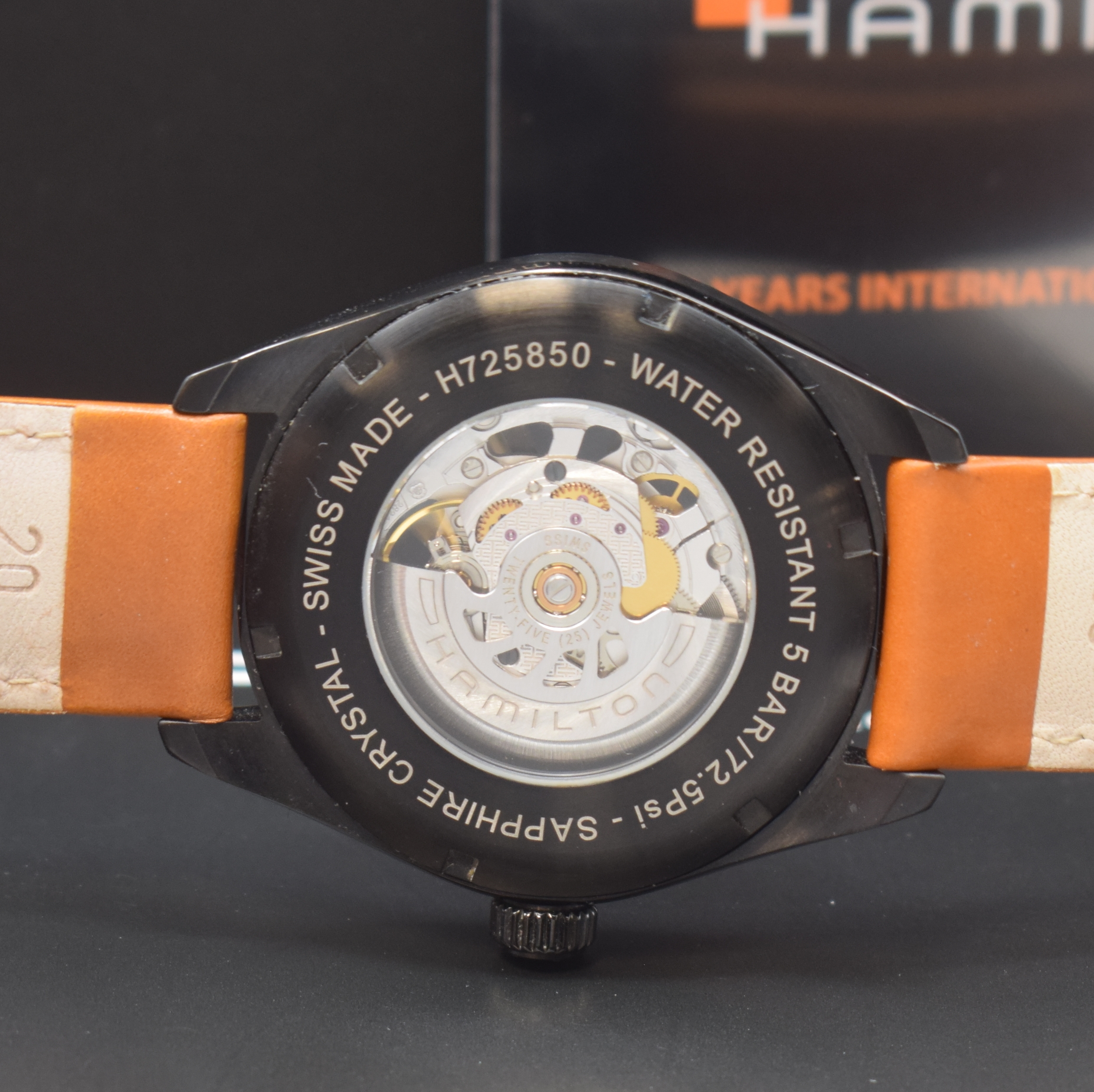 Detail e: HAMILTON Herrenarmbanduhr Khaki Field Skeleton Referenz H725850, Automatik, PVD- beschichtetes Edelstahlgeh. m. inkl. orig. Lederband m. orig. ...