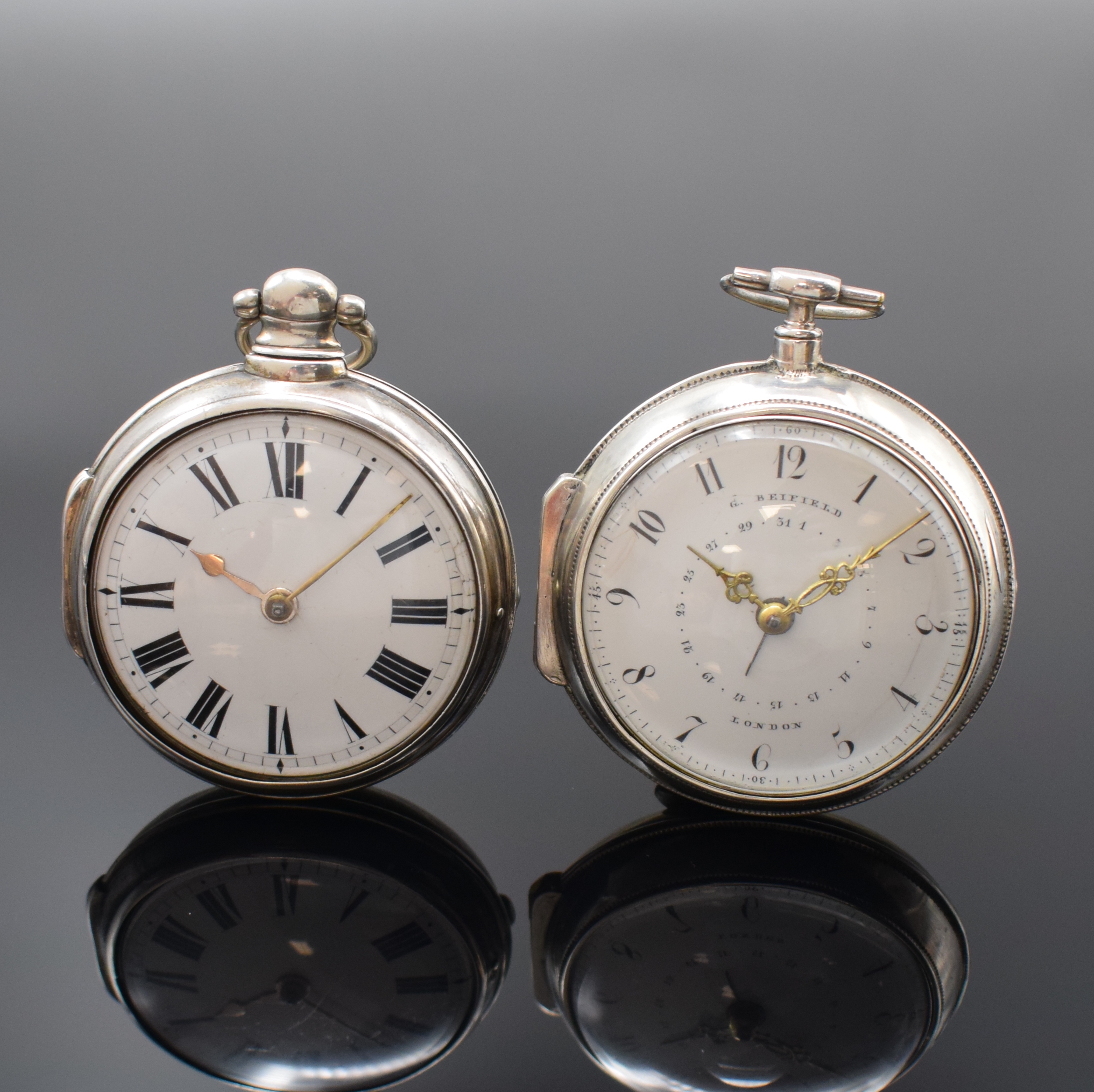 Konvolut: 2 Spindeluhren in silbernen Doppelgehäusen, England um 1800, Schlüsselaufzug, glatte Geh. dell., Übergeh. m. Außenscharnieren, ...