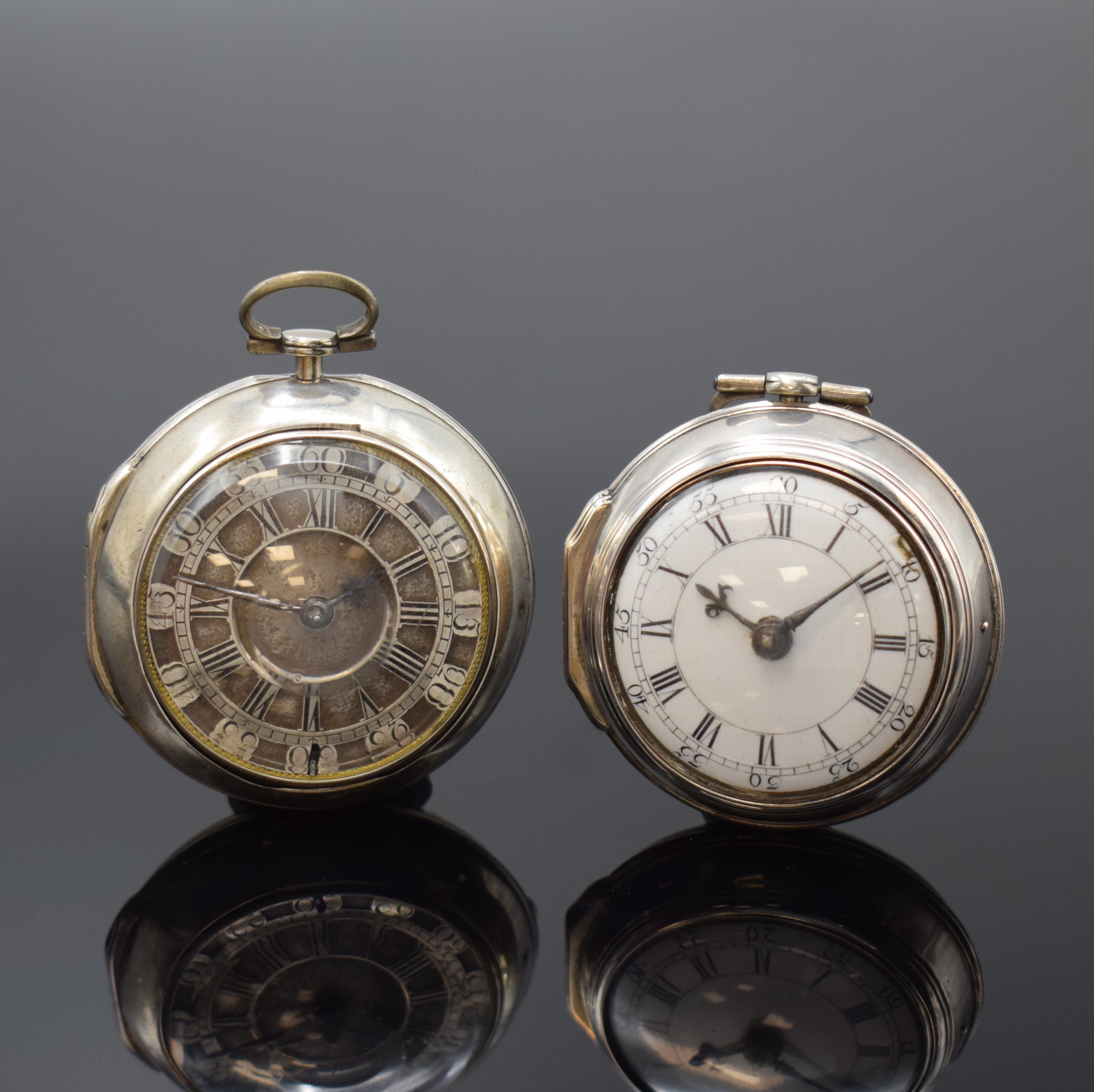Konvolut: 2 Spindeluhren in Sterlingsilber- Doppelgehäusen, England ca. 1740/1780, Schlüsselaufzug, glatte Geh. dell., Übergeh. m. großem ...