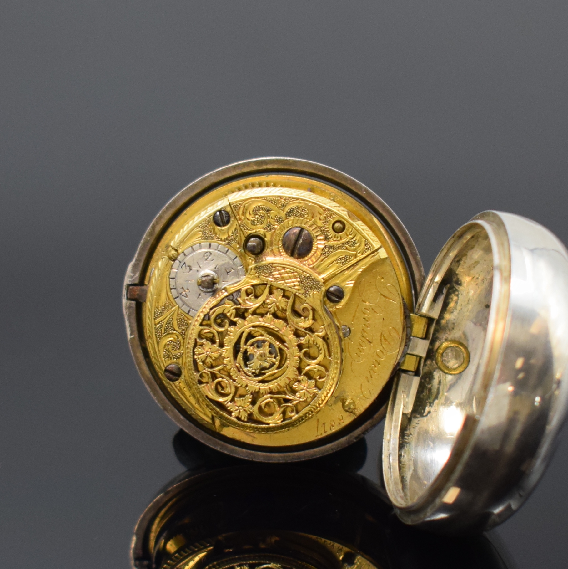Detail c: Konvolut: 2 Spindeluhren in Sterlingsilber- Doppelgehäusen, England ca. 1740/1780, Schlüsselaufzug, glatte Geh. dell., Übergeh. m. großem ...
