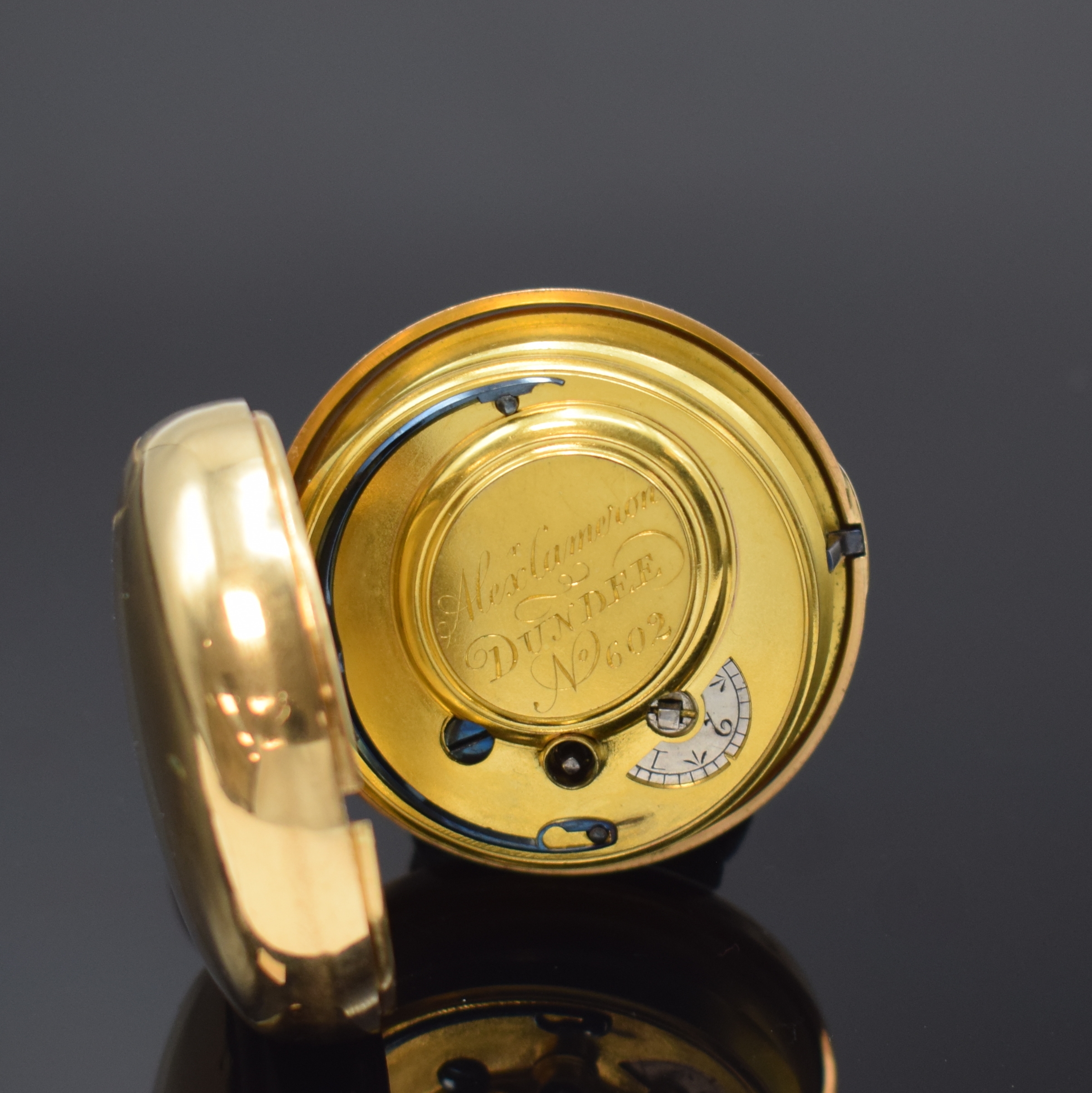 Detail d: ALEX CAMERON DUNDEE Taschenuhr in GG 750/000, London Hallmark 1818, Schlüsselaufzug, glattes Geh., Übergeh. fehlt, Emailzifferbl. rest., orig. ...