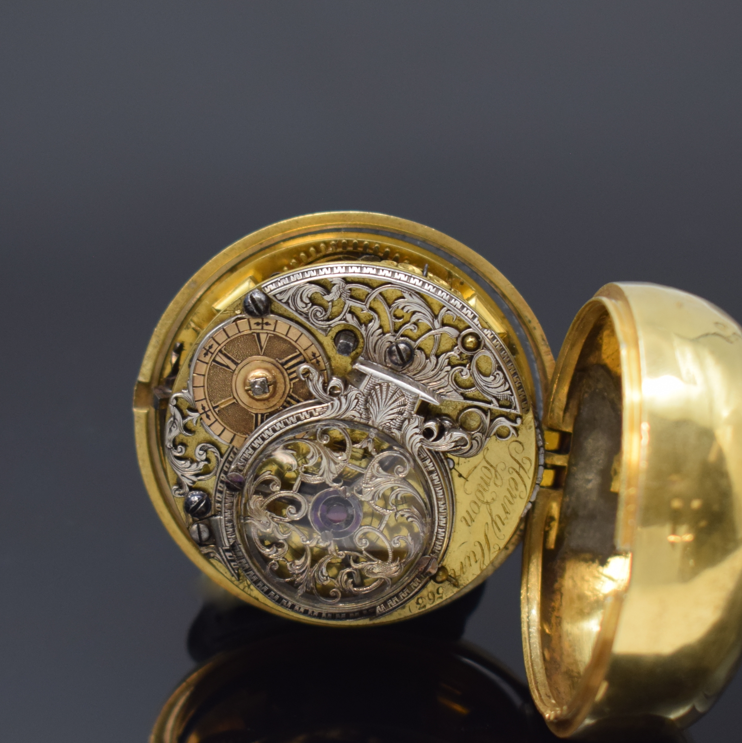 Detail d: HENRY HUN London vergoldete Spindeltaschenuhr mit Übergehäuse, England um 1760, glattes Geh. dell., späteres Übergeh. m. grünem Leder bezogen, ...