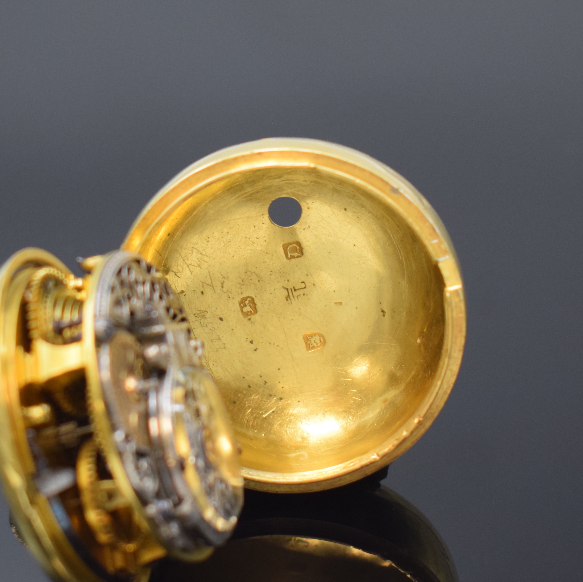Detail e: HENRY HUN London vergoldete Spindeltaschenuhr mit Übergehäuse, England um 1760, glattes Geh. dell., späteres Übergeh. m. grünem Leder bezogen, ...
