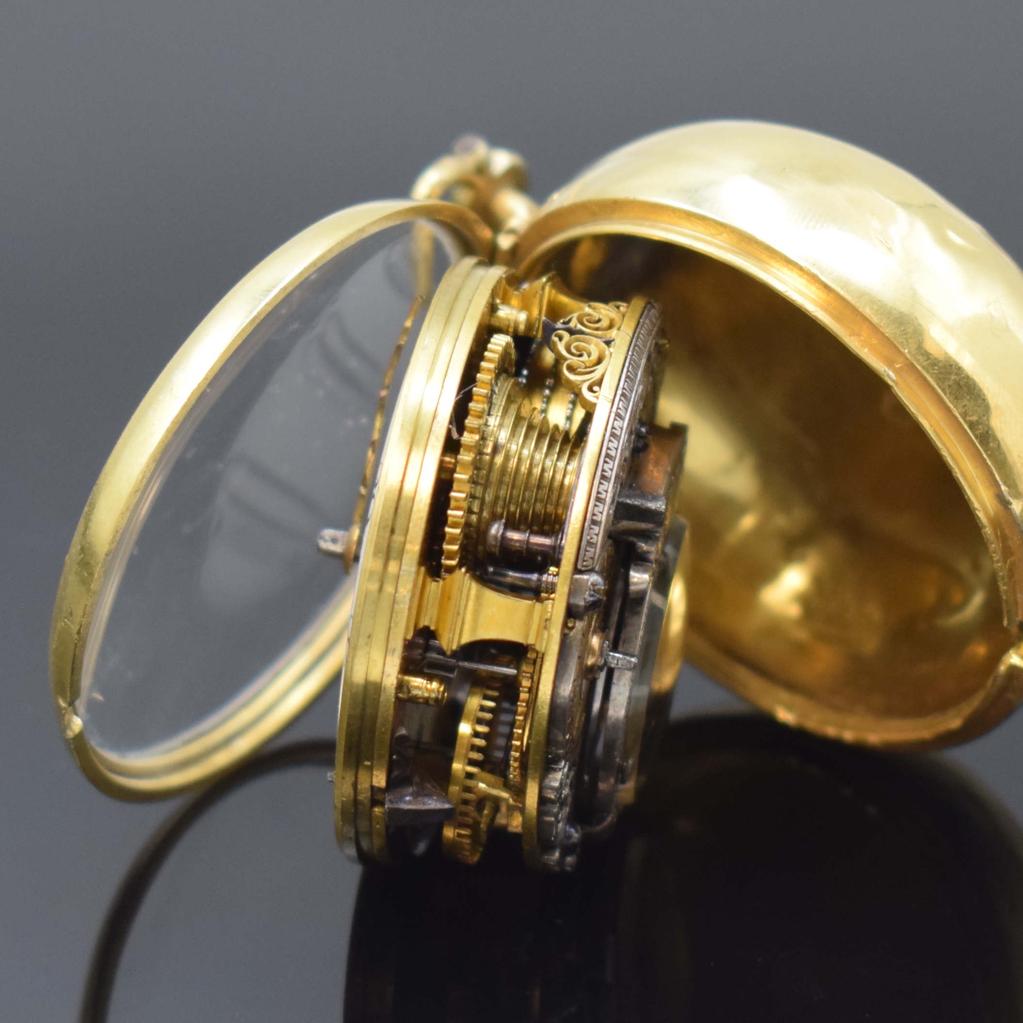 Detail f: HENRY HUN London vergoldete Spindeltaschenuhr mit Übergehäuse, England um 1760, glattes Geh. dell., späteres Übergeh. m. grünem Leder bezogen, ...