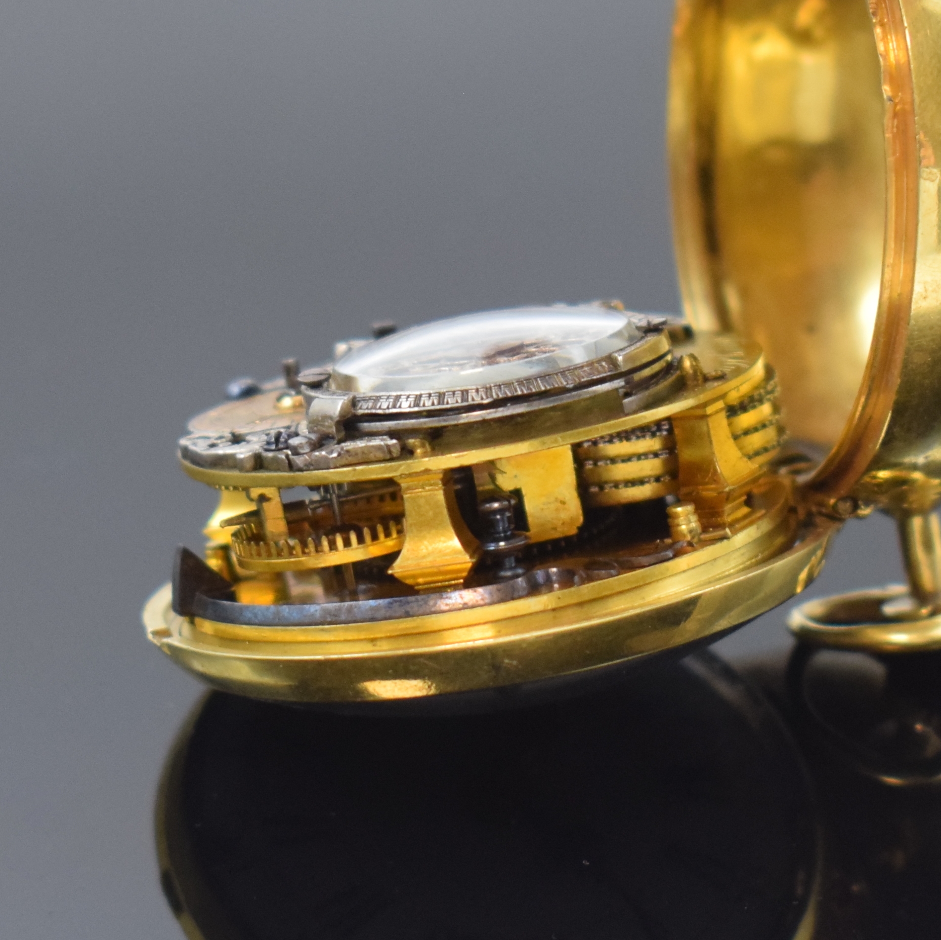 Detail g: HENRY HUN London vergoldete Spindeltaschenuhr mit Übergehäuse, England um 1760, glattes Geh. dell., späteres Übergeh. m. grünem Leder bezogen, ...
