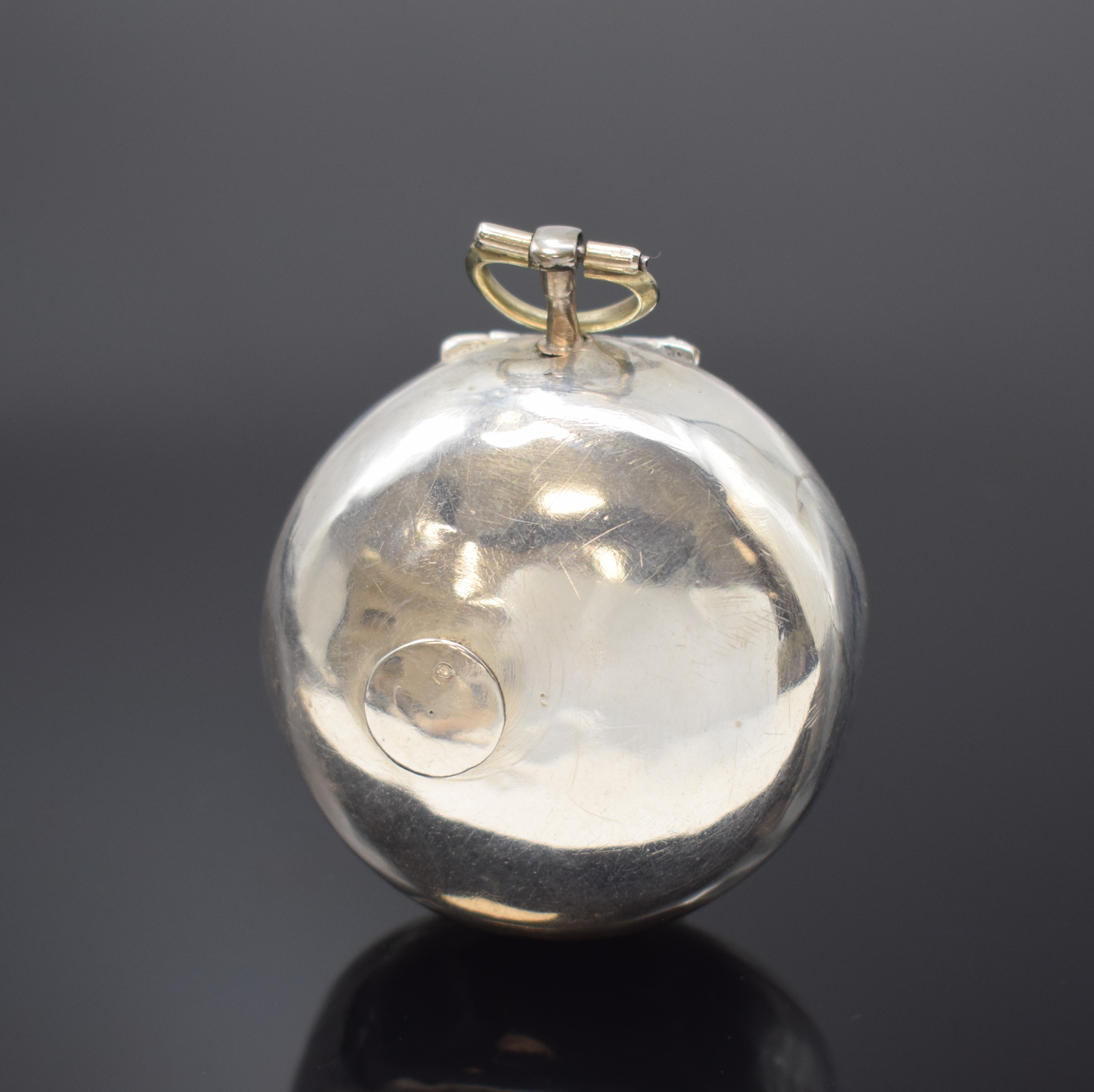 Detail b: RICH. DICKINSON LEVERPOOL frühe Spindeluhr mit Scheinpendel und Übergehäuse in Silber, England um 1720, glatte Geh. dell./rep., schönes silb. ...