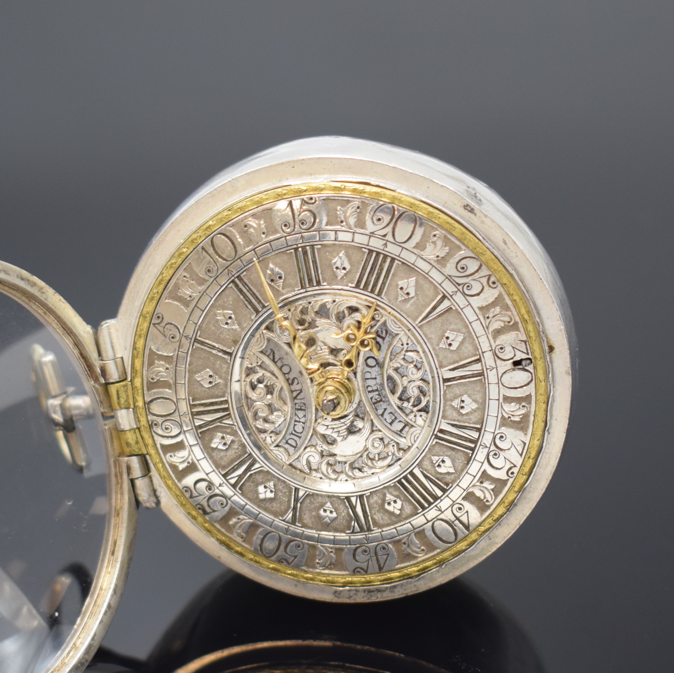 Detail c: RICH. DICKINSON LEVERPOOL frühe Spindeluhr mit Scheinpendel und Übergehäuse in Silber, England um 1720, glatte Geh. dell./rep., schönes silb. ...