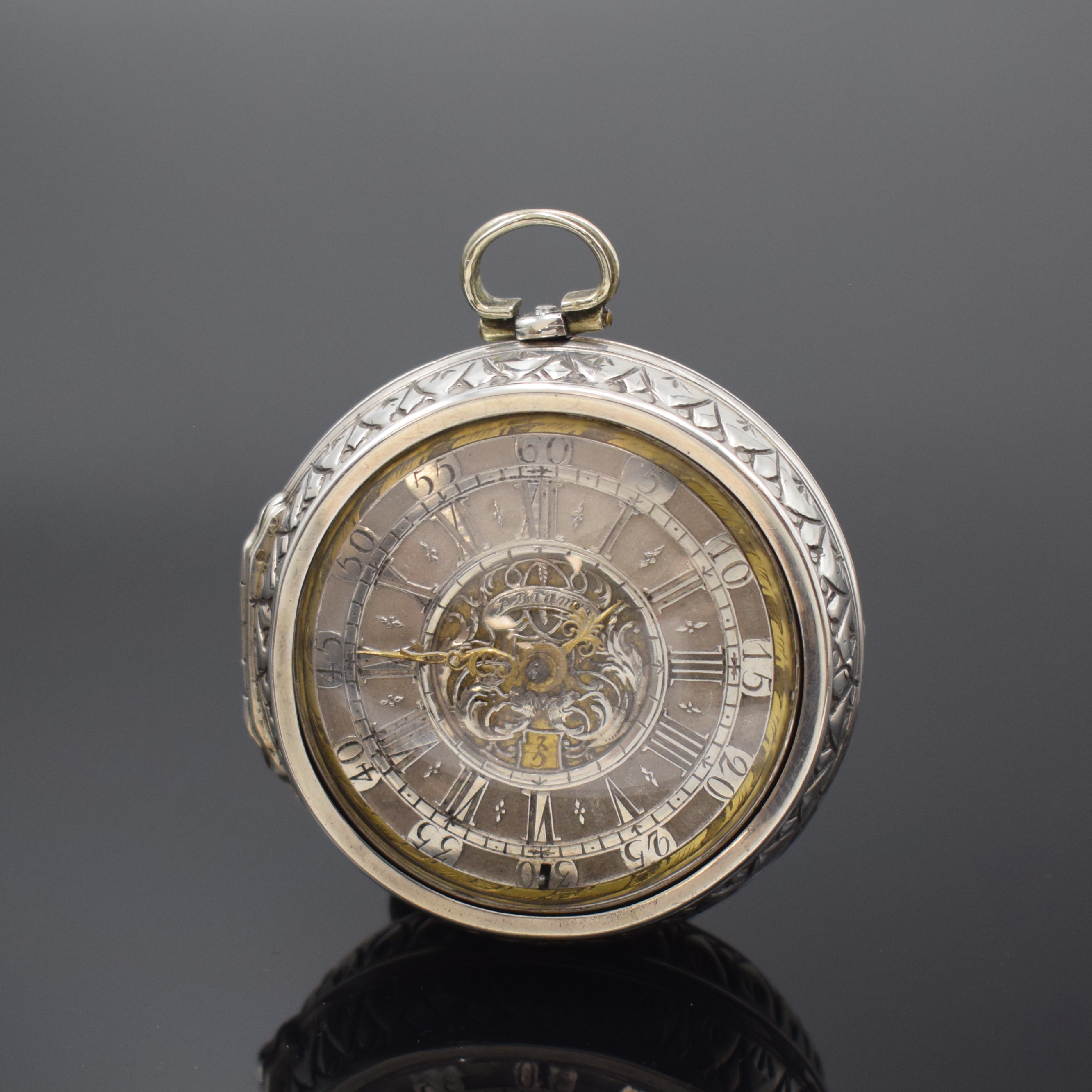 P. BRAMER AMSTERDAM frühe Spindeluhr mit Datum und Repousse-Übergehäuse in Silber, Niederlande um 1720, glattes Geh., Übergeh. m. großem ...