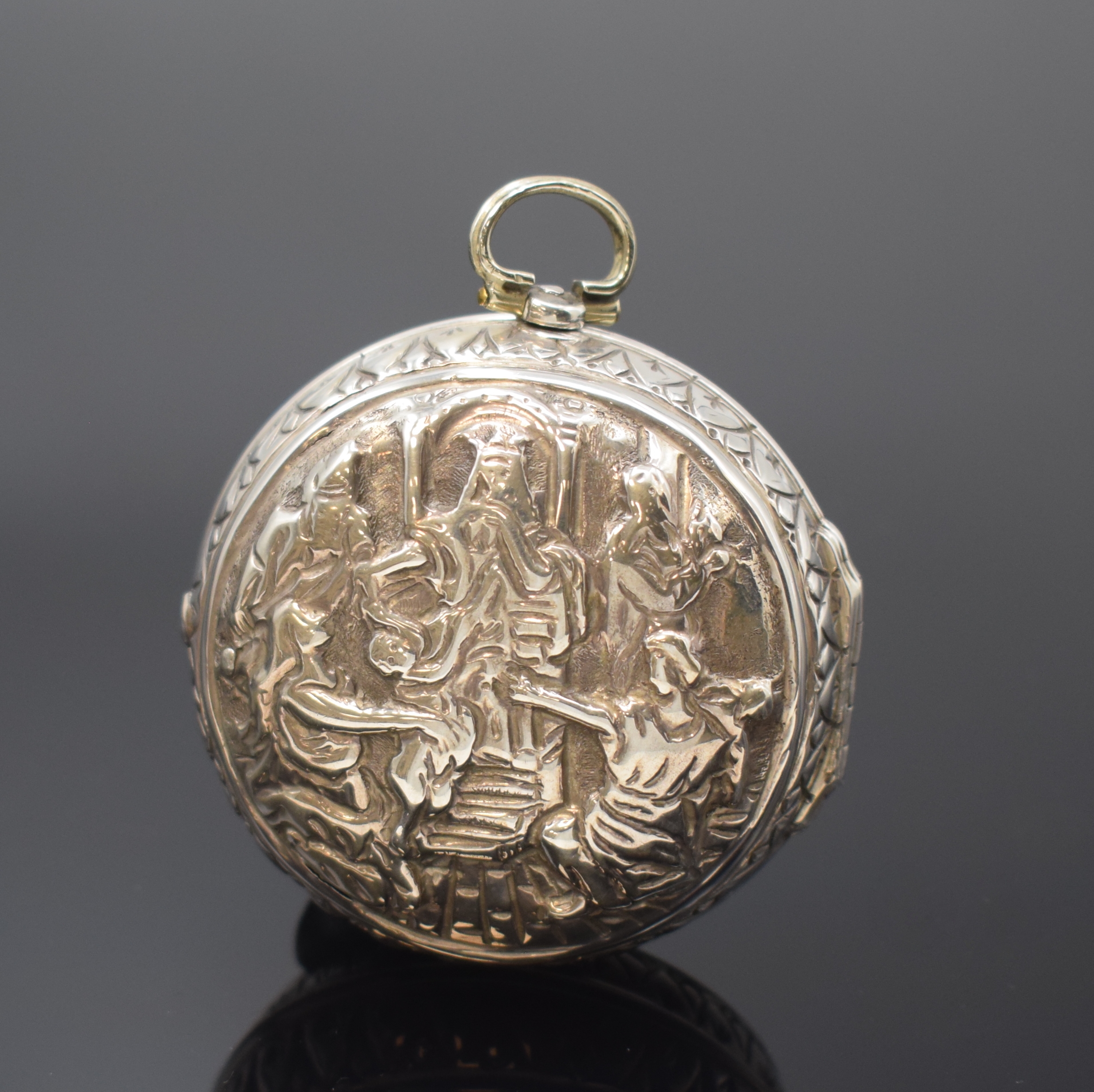 Detail a: P. BRAMER AMSTERDAM frühe Spindeluhr mit Datum und Repousse-Übergehäuse in Silber, Niederlande um 1720, glattes Geh., Übergeh. m. großem ...