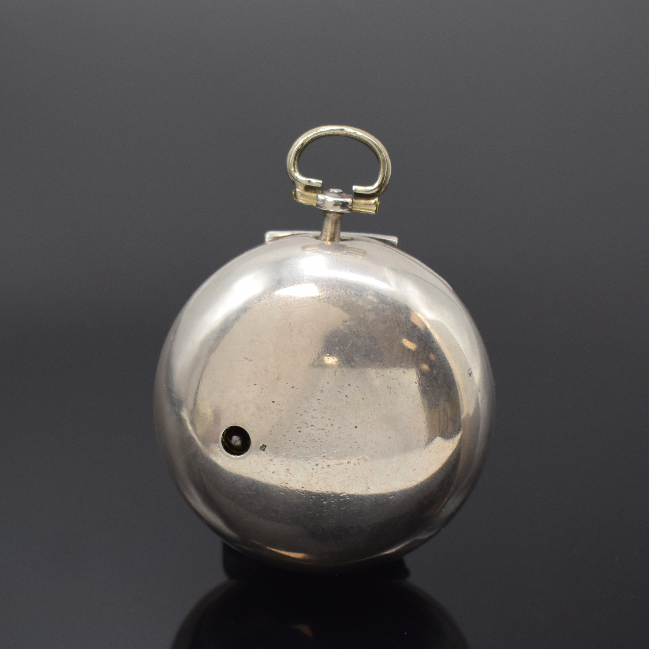 Detail b: P. BRAMER AMSTERDAM frühe Spindeluhr mit Datum und Repousse-Übergehäuse in Silber, Niederlande um 1720, glattes Geh., Übergeh. m. großem ...