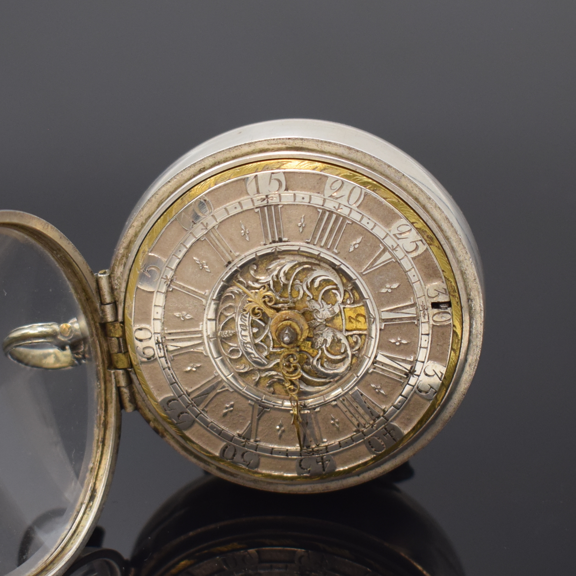 Detail c: P. BRAMER AMSTERDAM frühe Spindeluhr mit Datum und Repousse-Übergehäuse in Silber, Niederlande um 1720, glattes Geh., Übergeh. m. großem ...