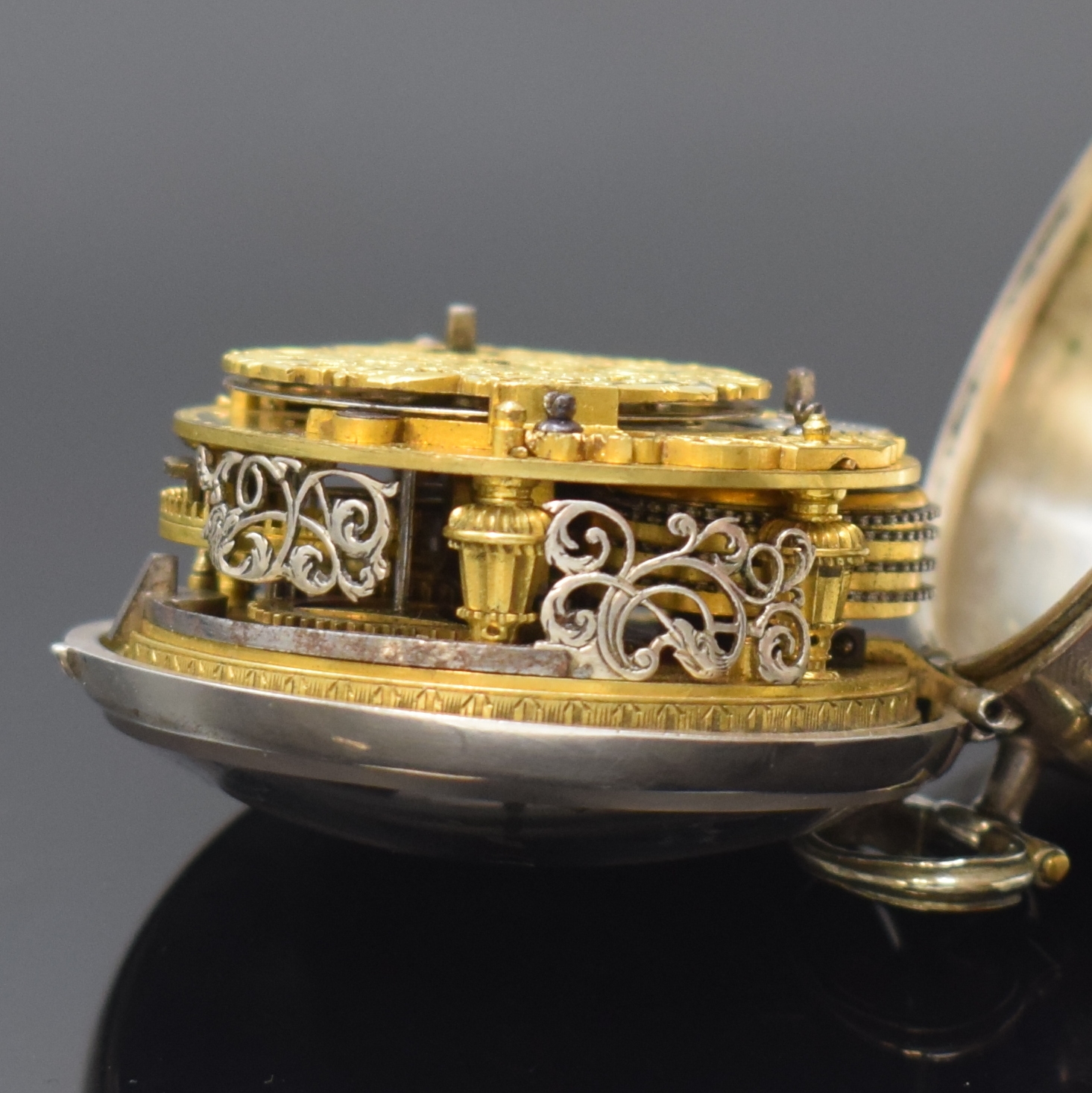 Detail f: P. BRAMER AMSTERDAM frühe Spindeluhr mit Datum und Repousse-Übergehäuse in Silber, Niederlande um 1720, glattes Geh., Übergeh. m. großem ...