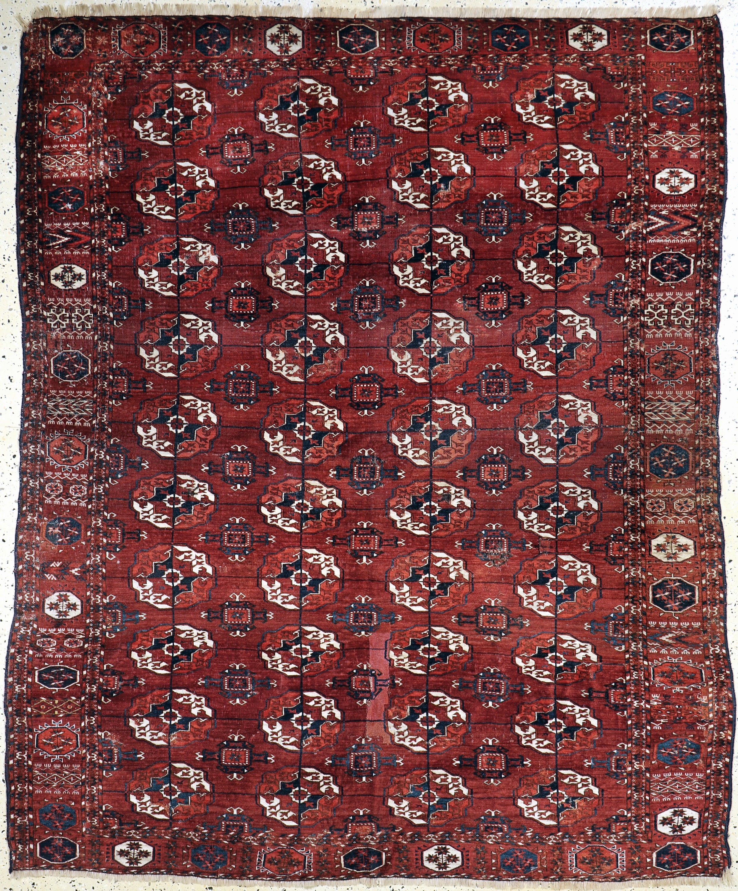 Tekke Hauptteppich antik, Turkmenistan, 19.Jhd, Wolle auf Wolle, ca. 227 x 185 cm, EHZ: 4, (geflickt,restauriert)