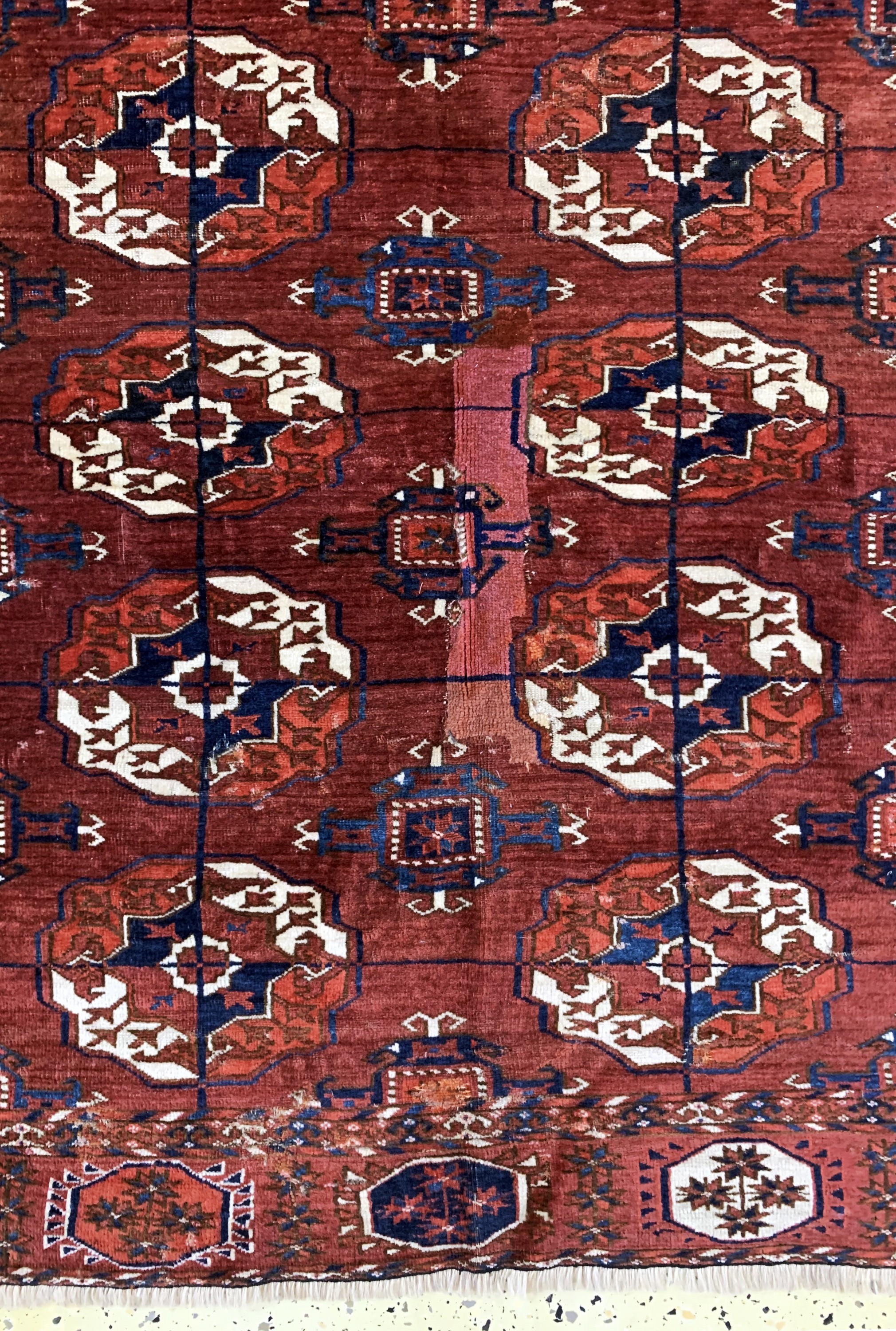 Detail b: Tekke Hauptteppich antik, Turkmenistan, 19.Jhd, Wolle auf Wolle, ca. 227 x 185 cm, EHZ: 4, (geflickt,restauriert)