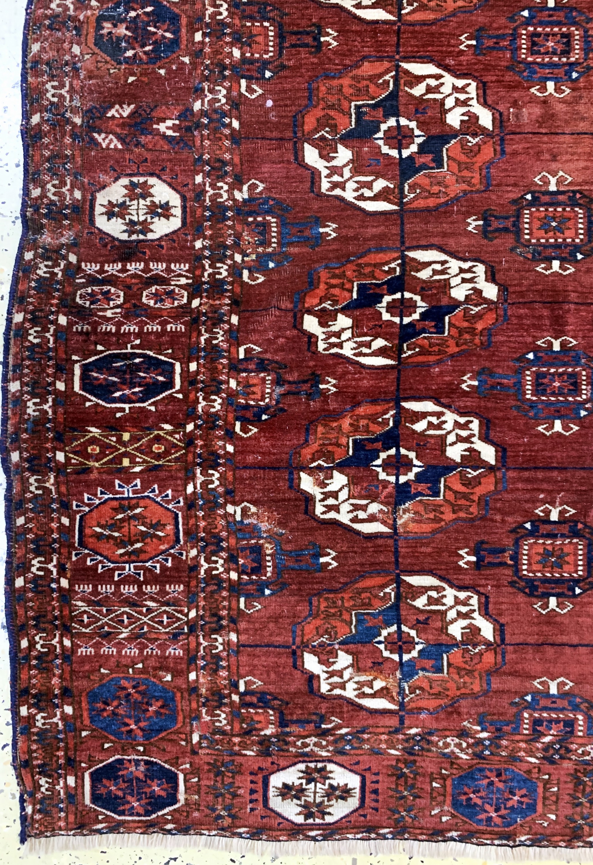 Detail c: Tekke Hauptteppich antik, Turkmenistan, 19.Jhd, Wolle auf Wolle, ca. 227 x 185 cm, EHZ: 4, (geflickt,restauriert)