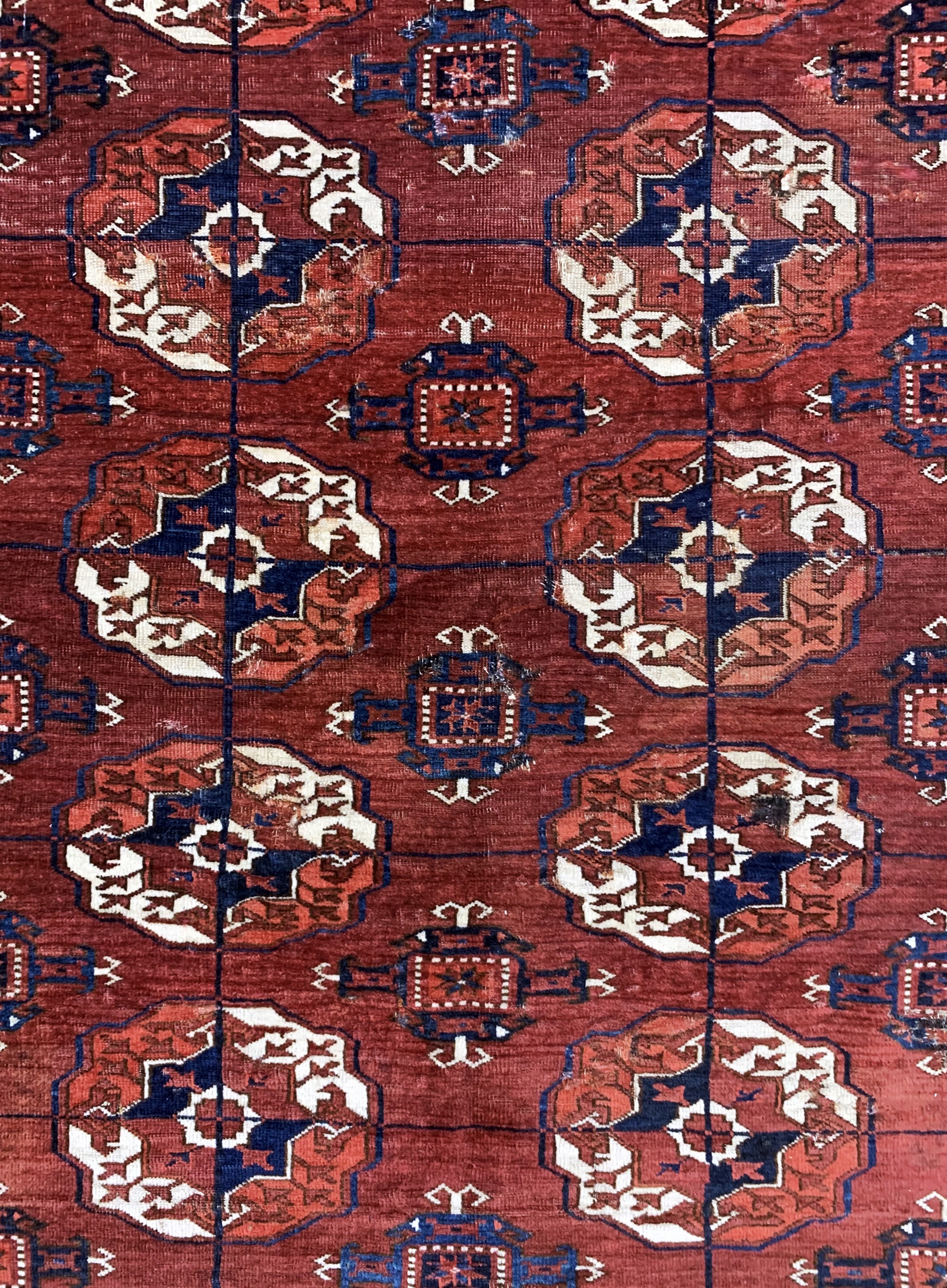 Detail d: Tekke Hauptteppich antik, Turkmenistan, 19.Jhd, Wolle auf Wolle, ca. 227 x 185 cm, EHZ: 4, (geflickt,restauriert)