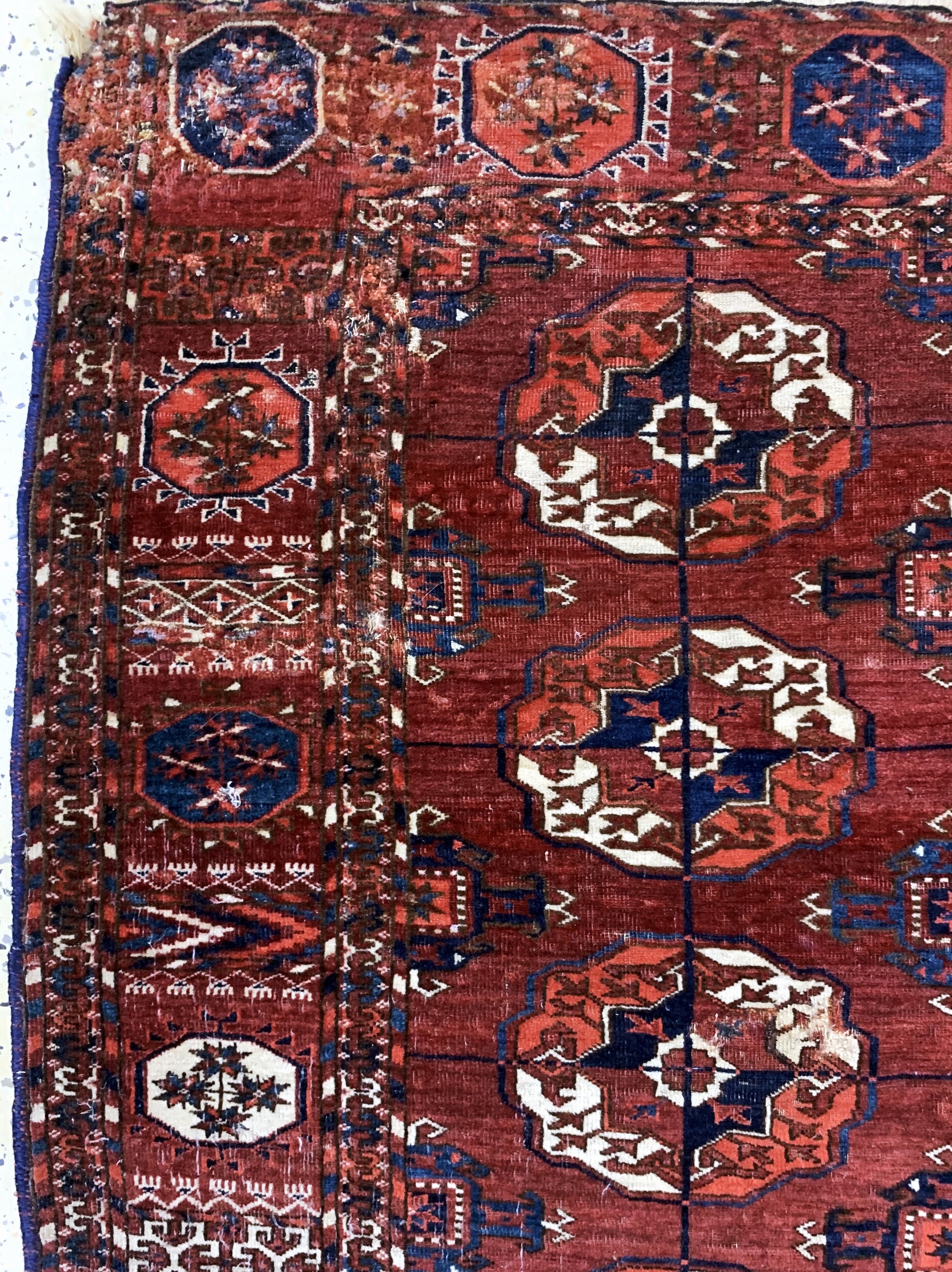 Detail e: Tekke Hauptteppich antik, Turkmenistan, 19.Jhd, Wolle auf Wolle, ca. 227 x 185 cm, EHZ: 4, (geflickt,restauriert)