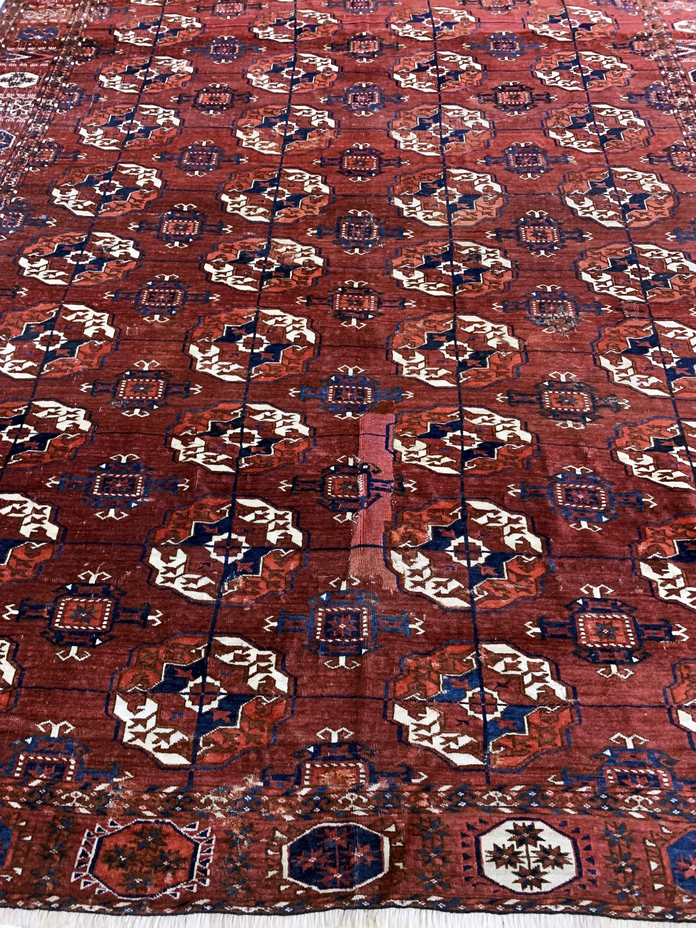 Detail h: Tekke Hauptteppich antik, Turkmenistan, 19.Jhd, Wolle auf Wolle, ca. 227 x 185 cm, EHZ: 4, (geflickt,restauriert)