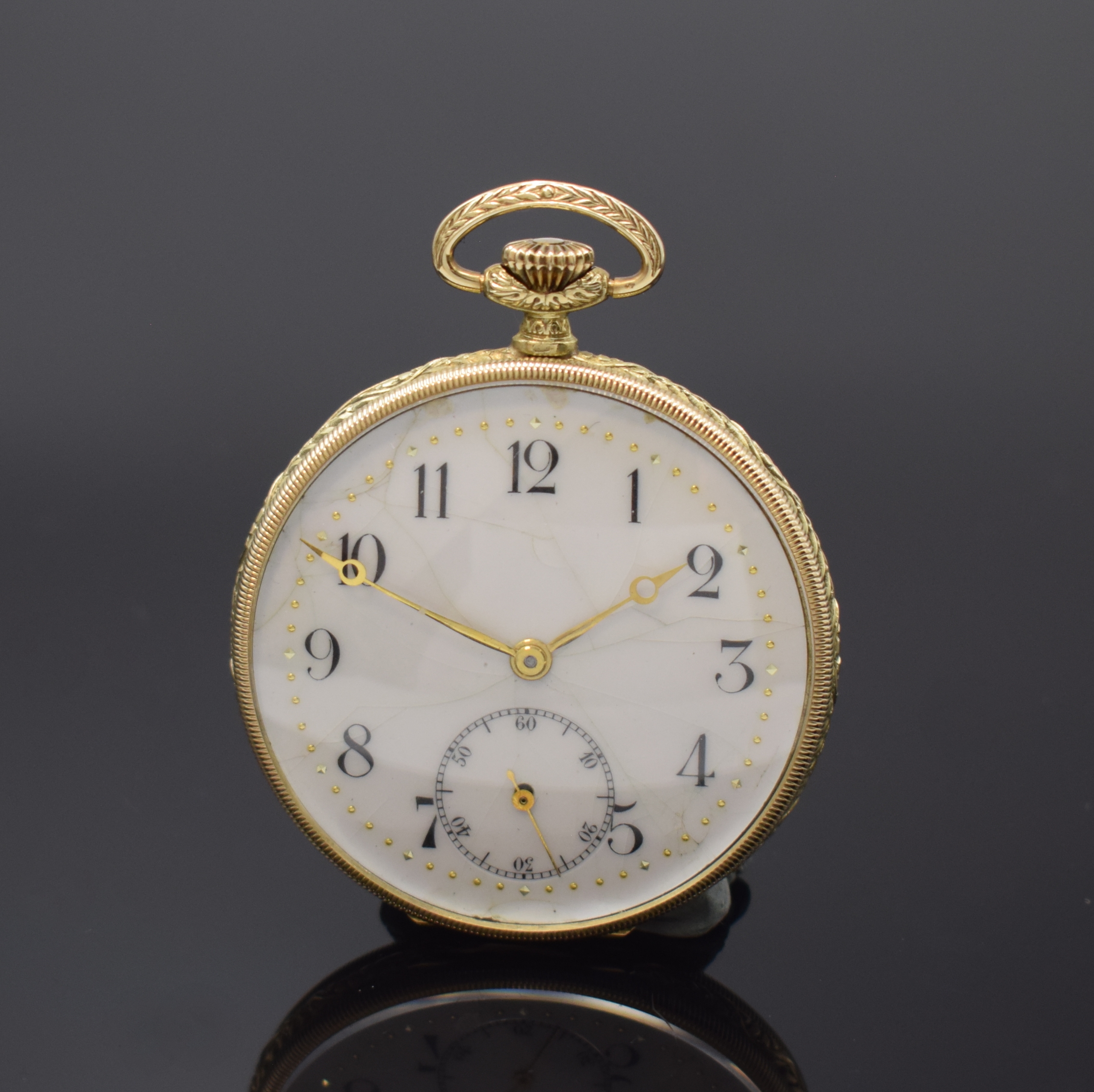Offene Frackuhr in GG 585/000, Schweiz um 1925, streifen-guill. Geh., tief-grav. Rand, späteres Emailzifferbl. besch., gold. Zeiger, verg. Werk, 16 ...