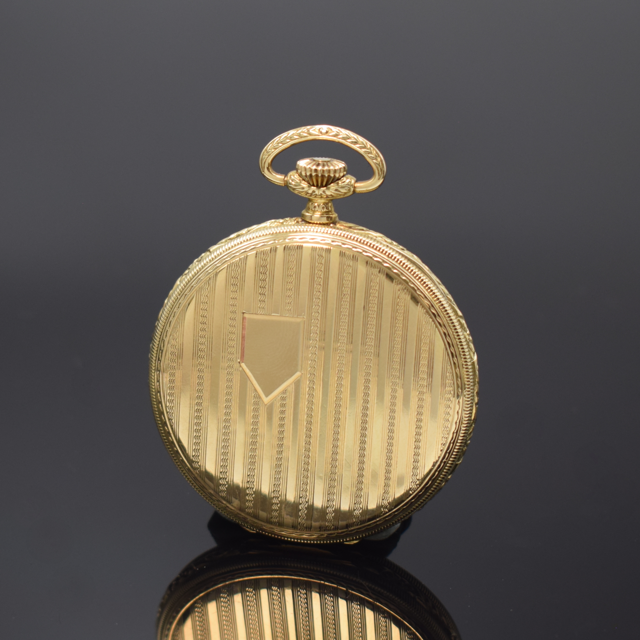 Detail a: Offene Frackuhr in GG 585/000, Schweiz um 1925, streifen-guill. Geh., tief-grav. Rand, späteres Emailzifferbl. besch., gold. Zeiger, verg. Werk, 16 ...