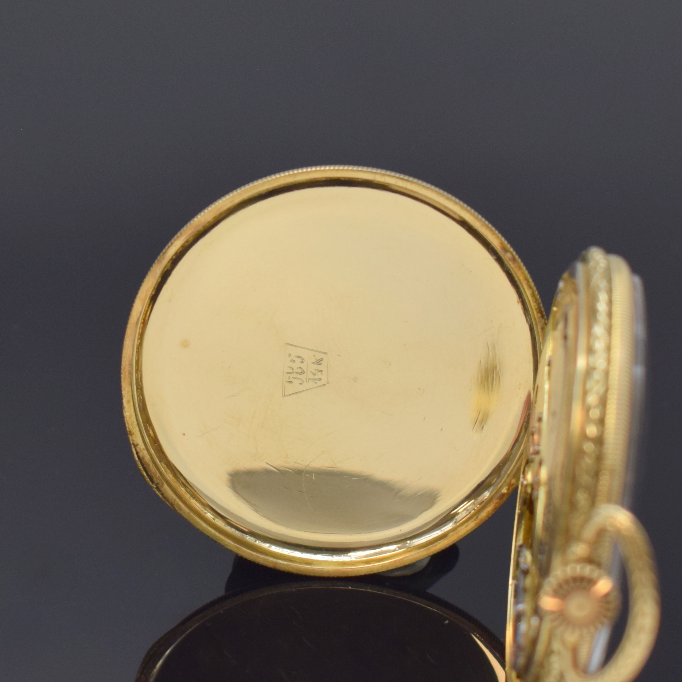 Detail b: Offene Frackuhr in GG 585/000, Schweiz um 1925, streifen-guill. Geh., tief-grav. Rand, späteres Emailzifferbl. besch., gold. Zeiger, verg. Werk, 16 ...